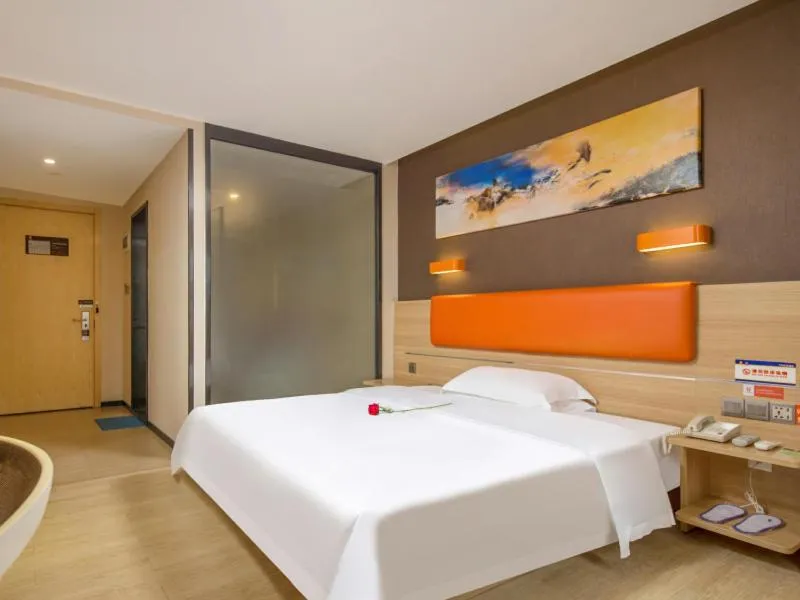 Bed in 7Days Premium Shenzhen Longgang Dayun Metro Station