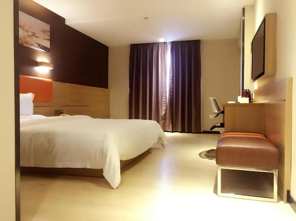 Bed in 7Days Premium Shenzhen Longgang Dayun Metro Station