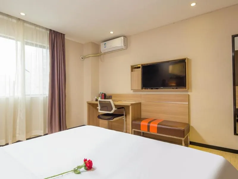 Bed in 7Days Premium Shenzhen Longgang Dayun Metro Station