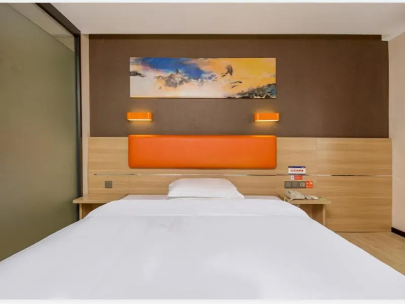 Bed in 7Days Premium Shenzhen Longgang Dayun Metro Station