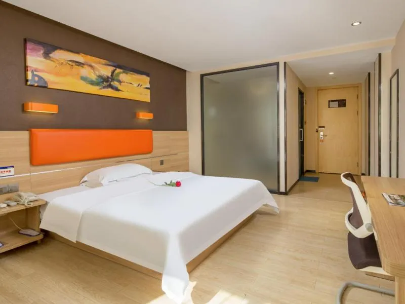 Bed in 7Days Premium Shenzhen Longgang Dayun Metro Station