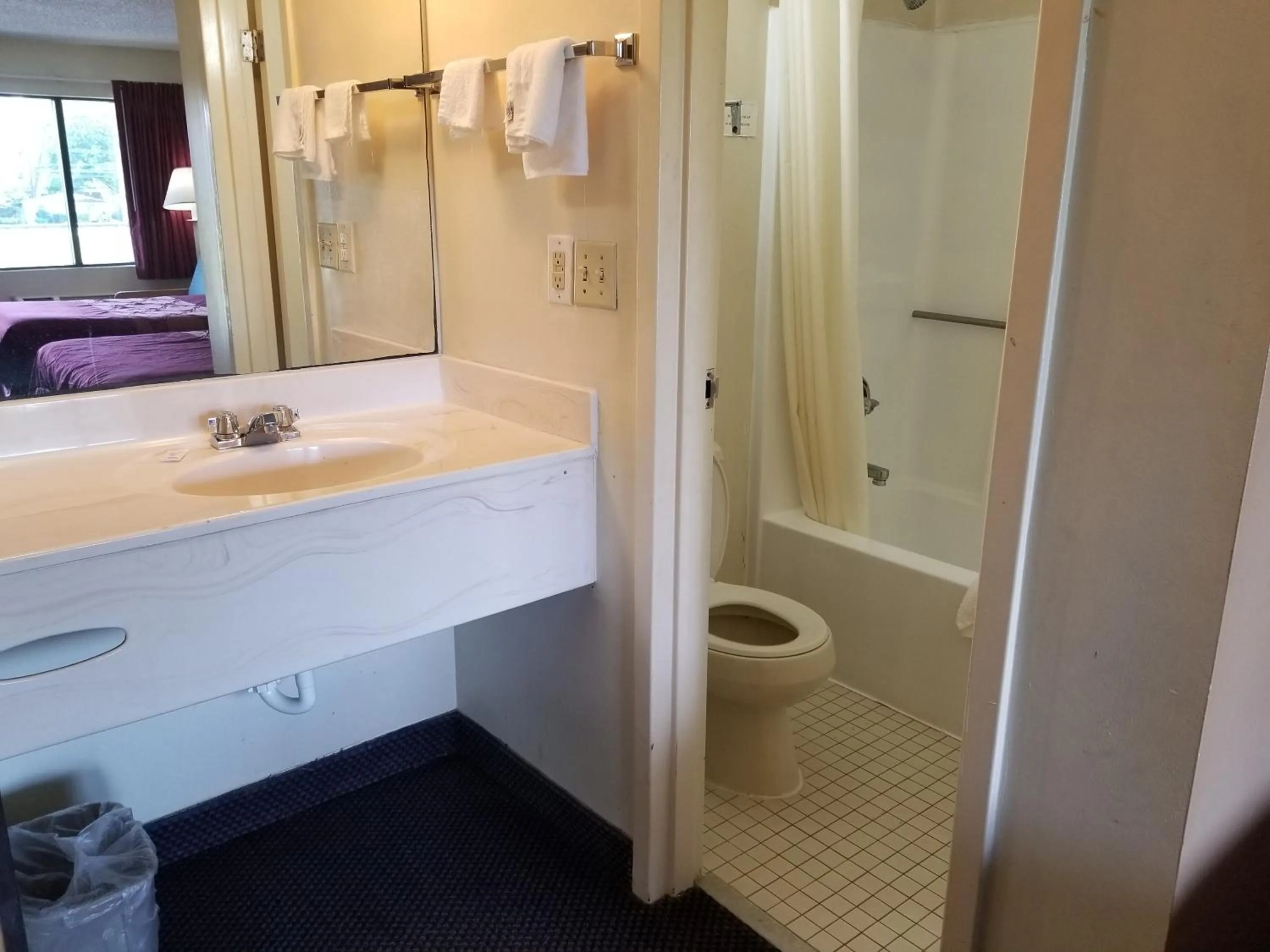 Bathroom in American Inn Chesapeake - Portsmouth