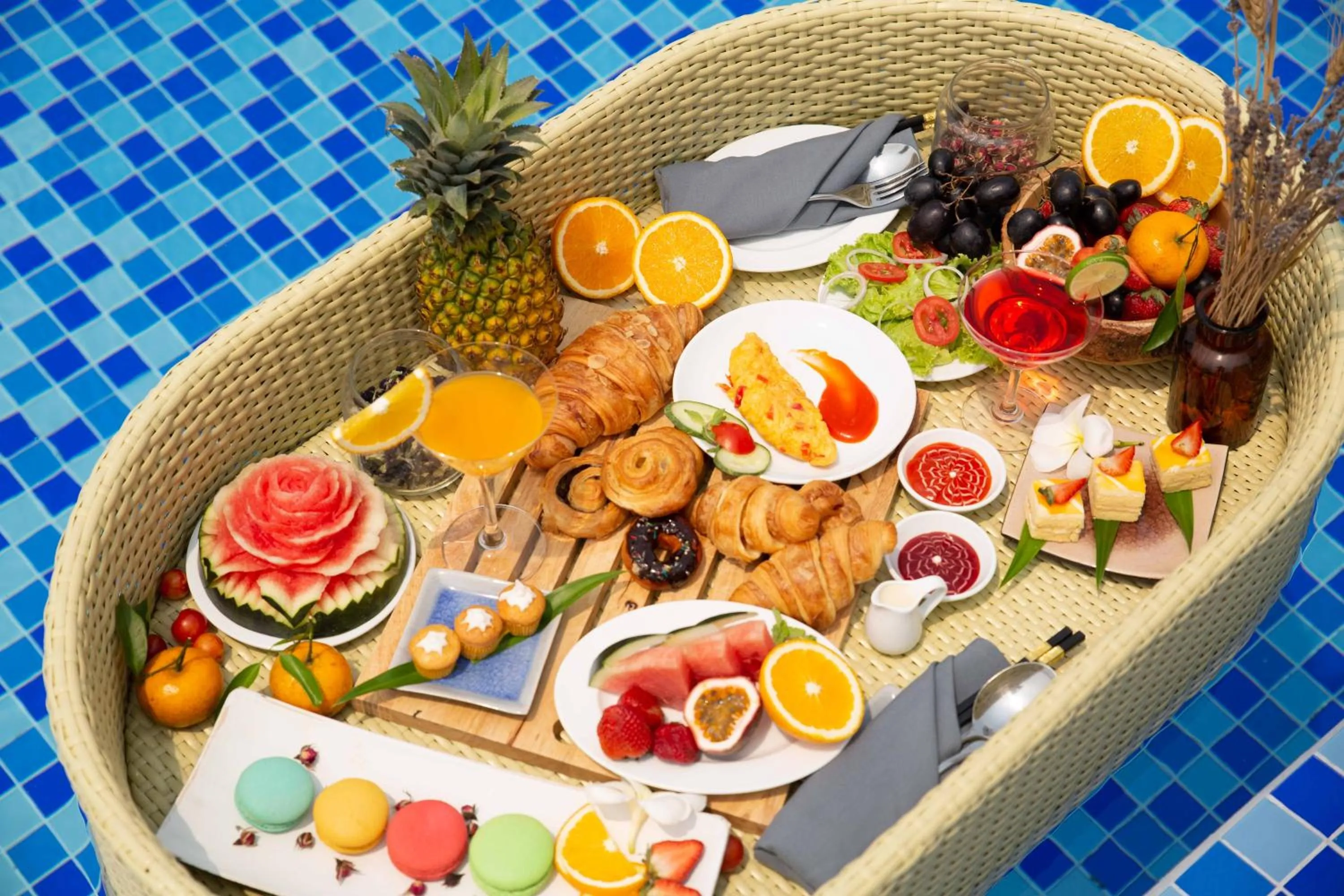 Food and drinks in Calix Hotel