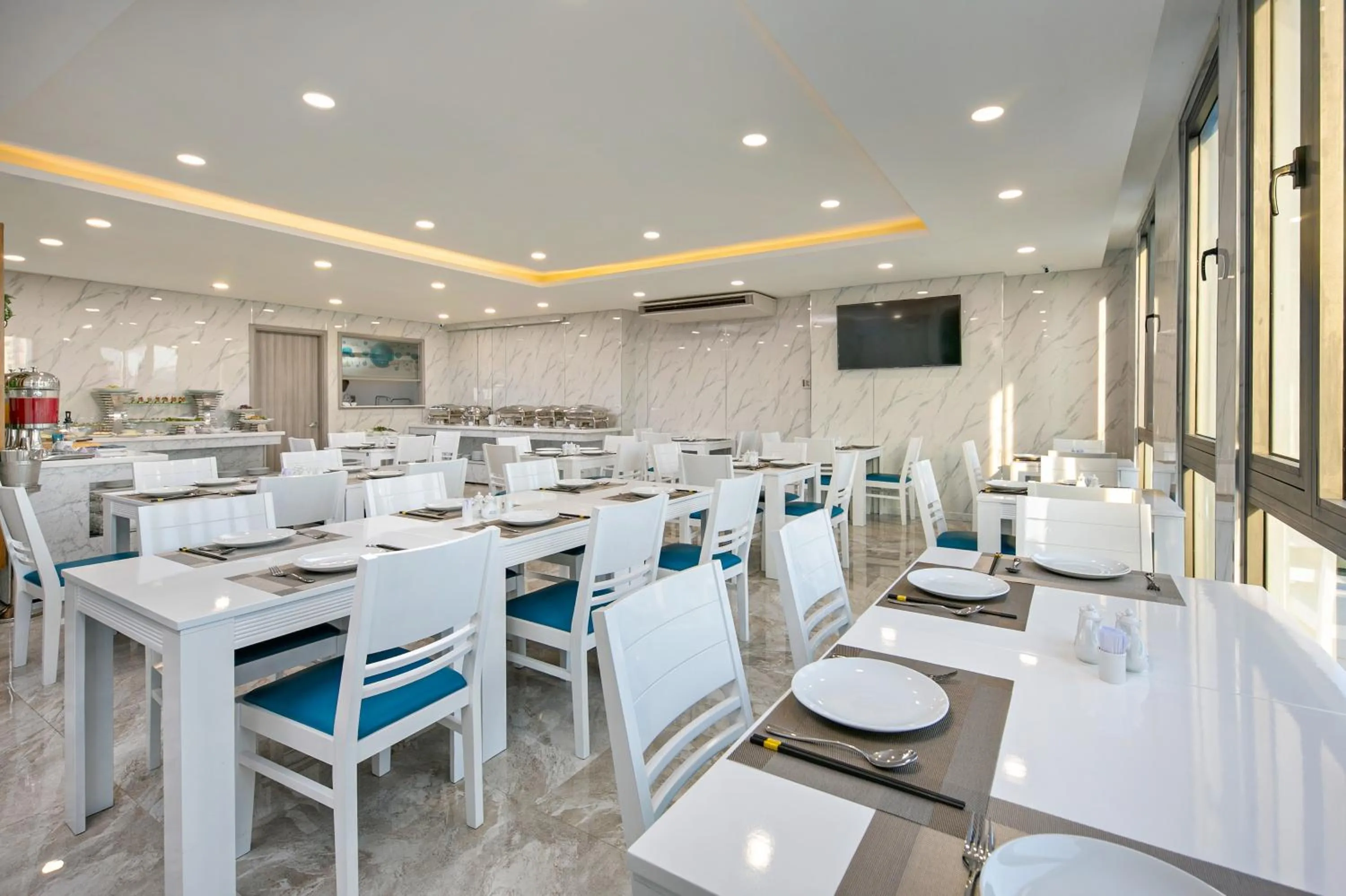 Restaurant/places to eat in Calix Hotel