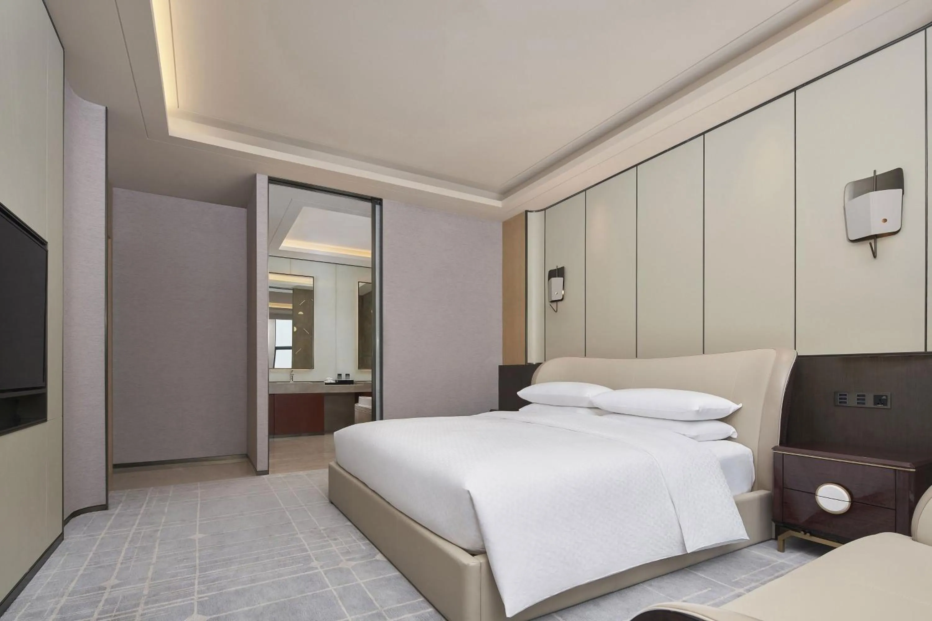 Photo of the whole room, Bed in Four Points by Sheraton Guiyang, Huaxi