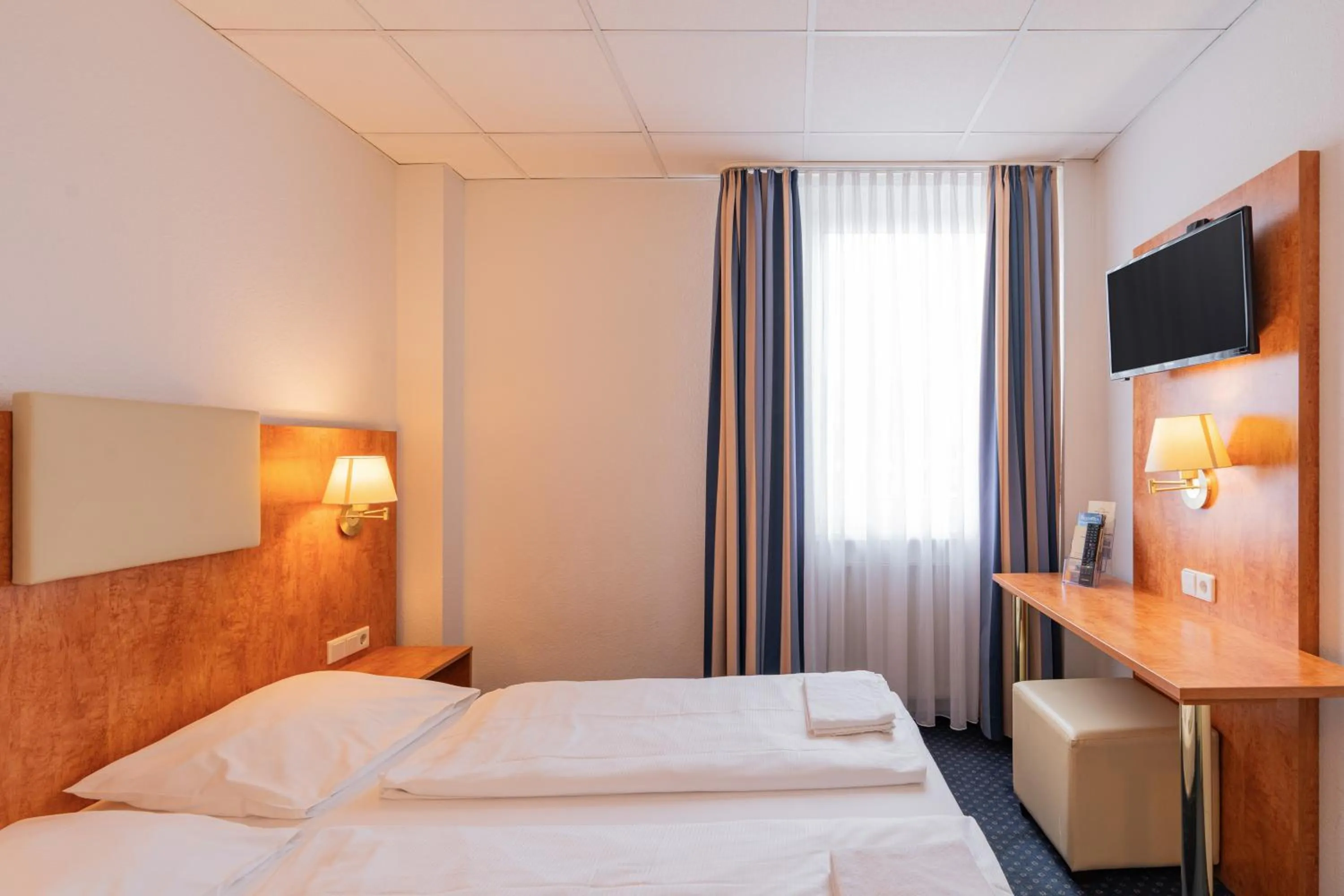 Photo of the whole room, Bed in Euro-Hotel