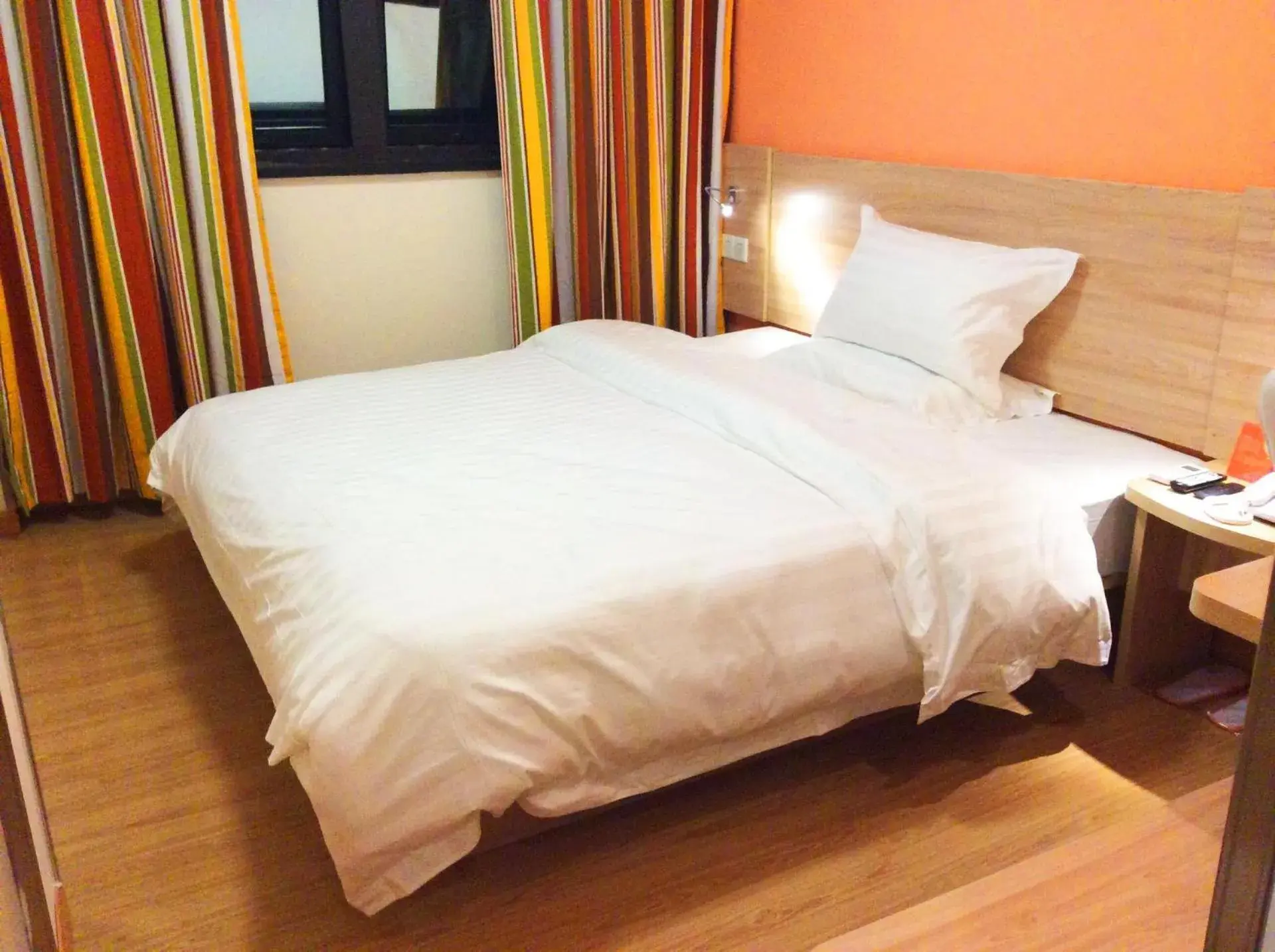 Bed in 7 Days Inn Chongqing Beibei New District Light Rail Station Branch Bed in 7 Days Inn Chongqing Beibei New District Light Rail Station Branch