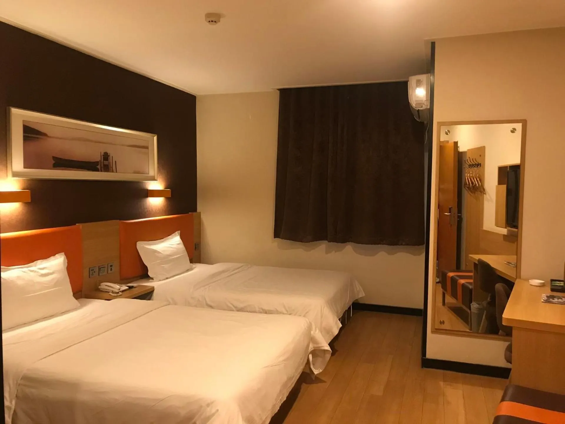 Bed in 7Days Premium Nanjing Xinjiekou Zhangfu Garden Metro Station