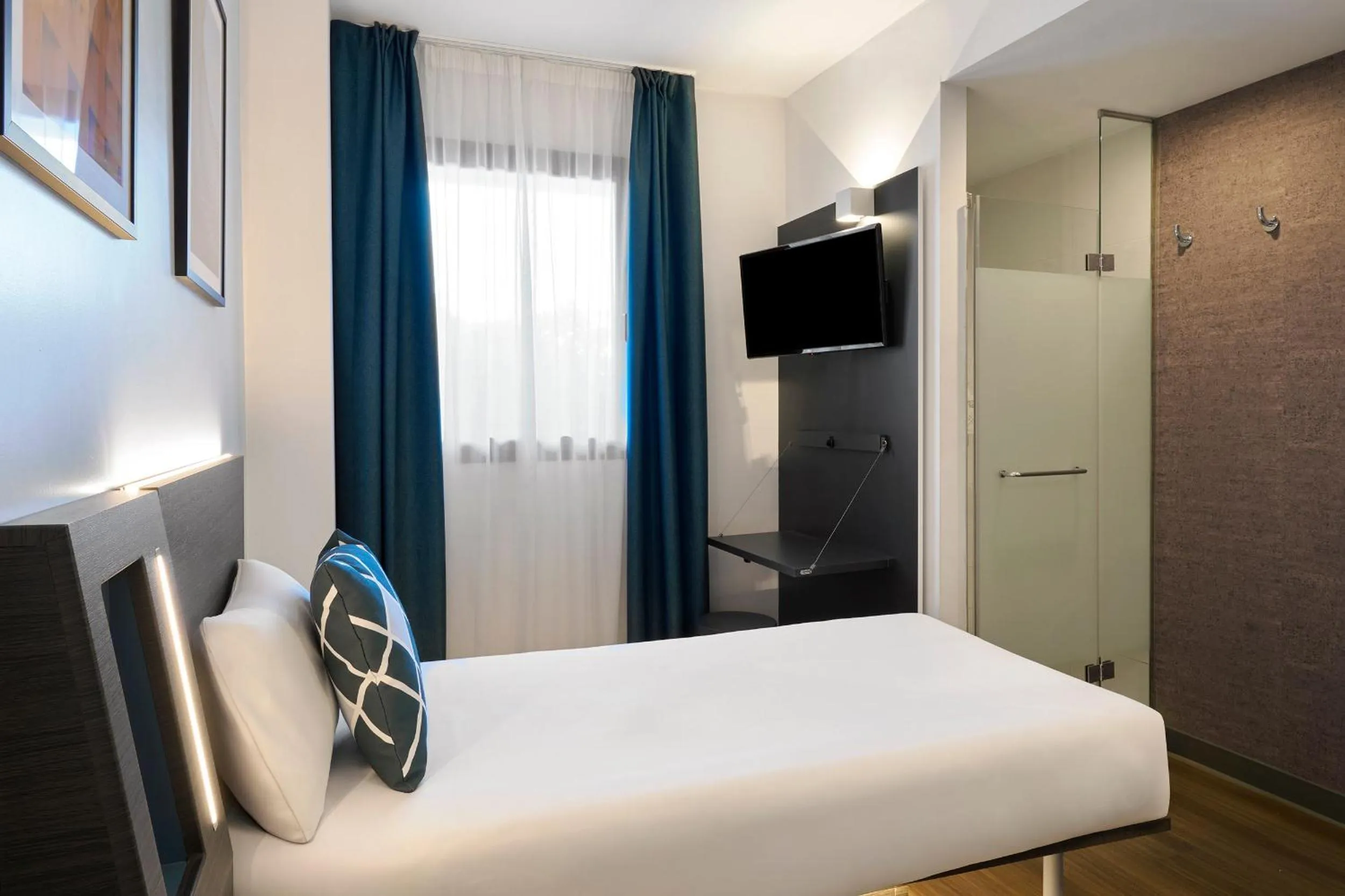 Bedroom, Bed in Four Points Flex by Sheraton Malaga Centre