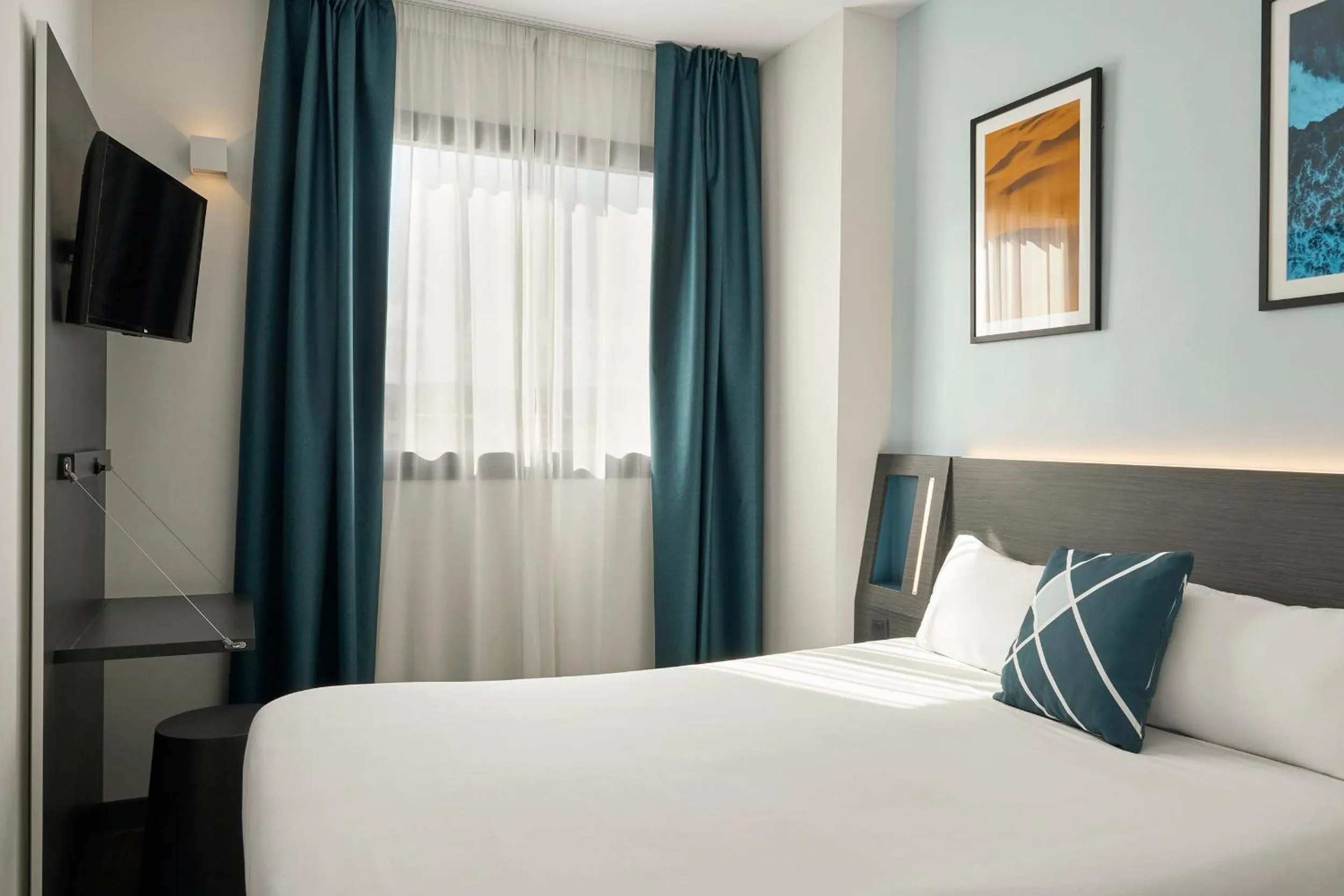 Bedroom, Bed in Four Points Flex by Sheraton Malaga Centre