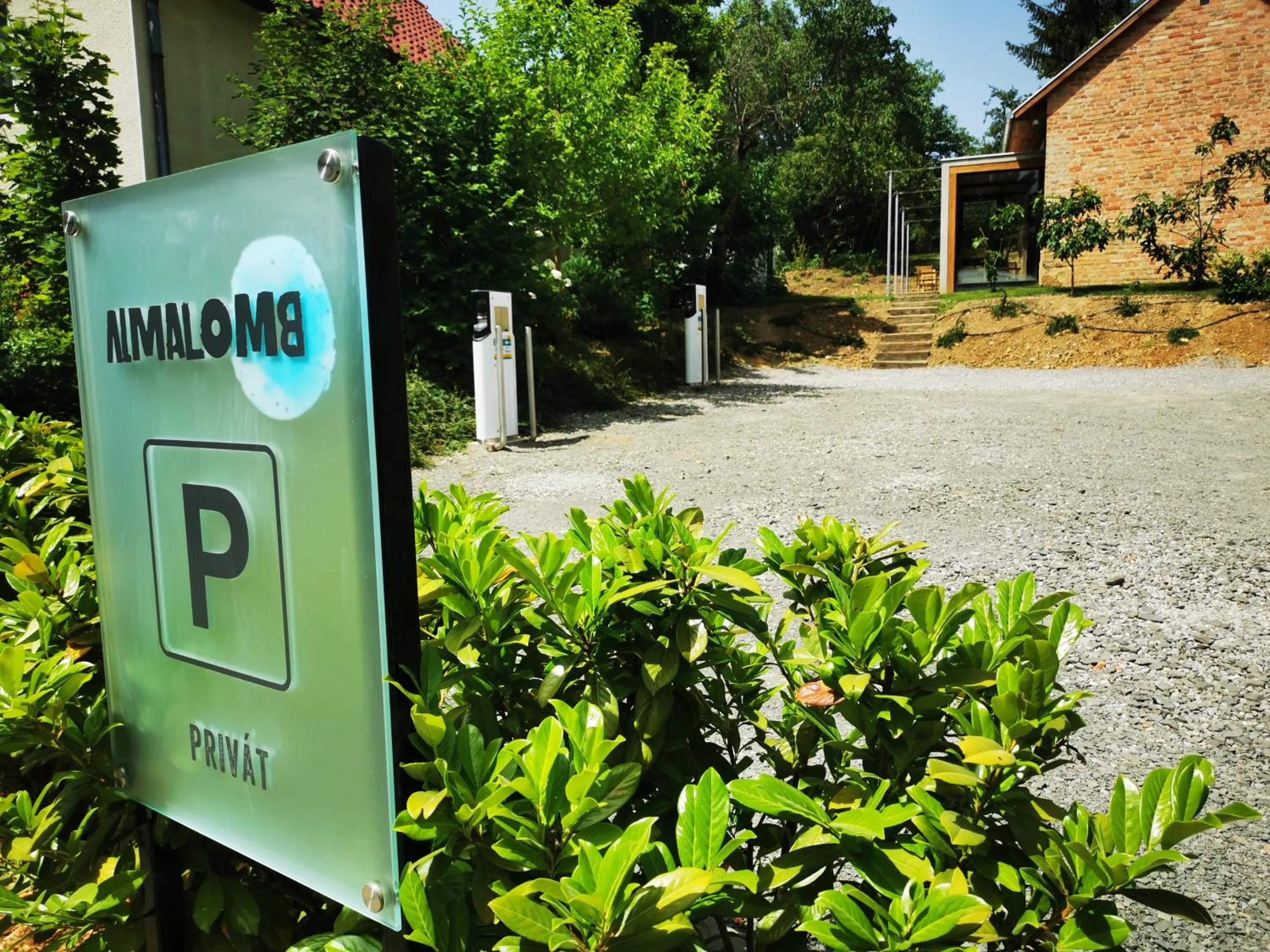 Parking in Almalomb Apartman