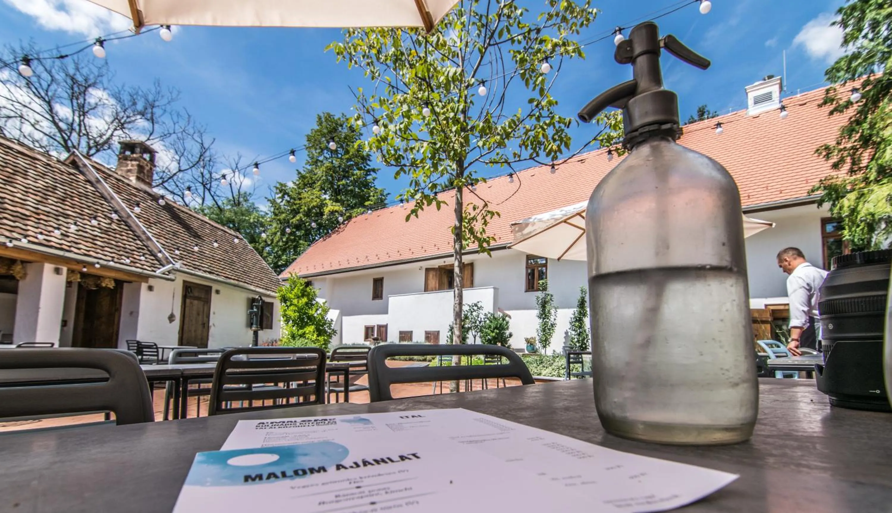 Restaurant/places to eat in Almalomb Apartman