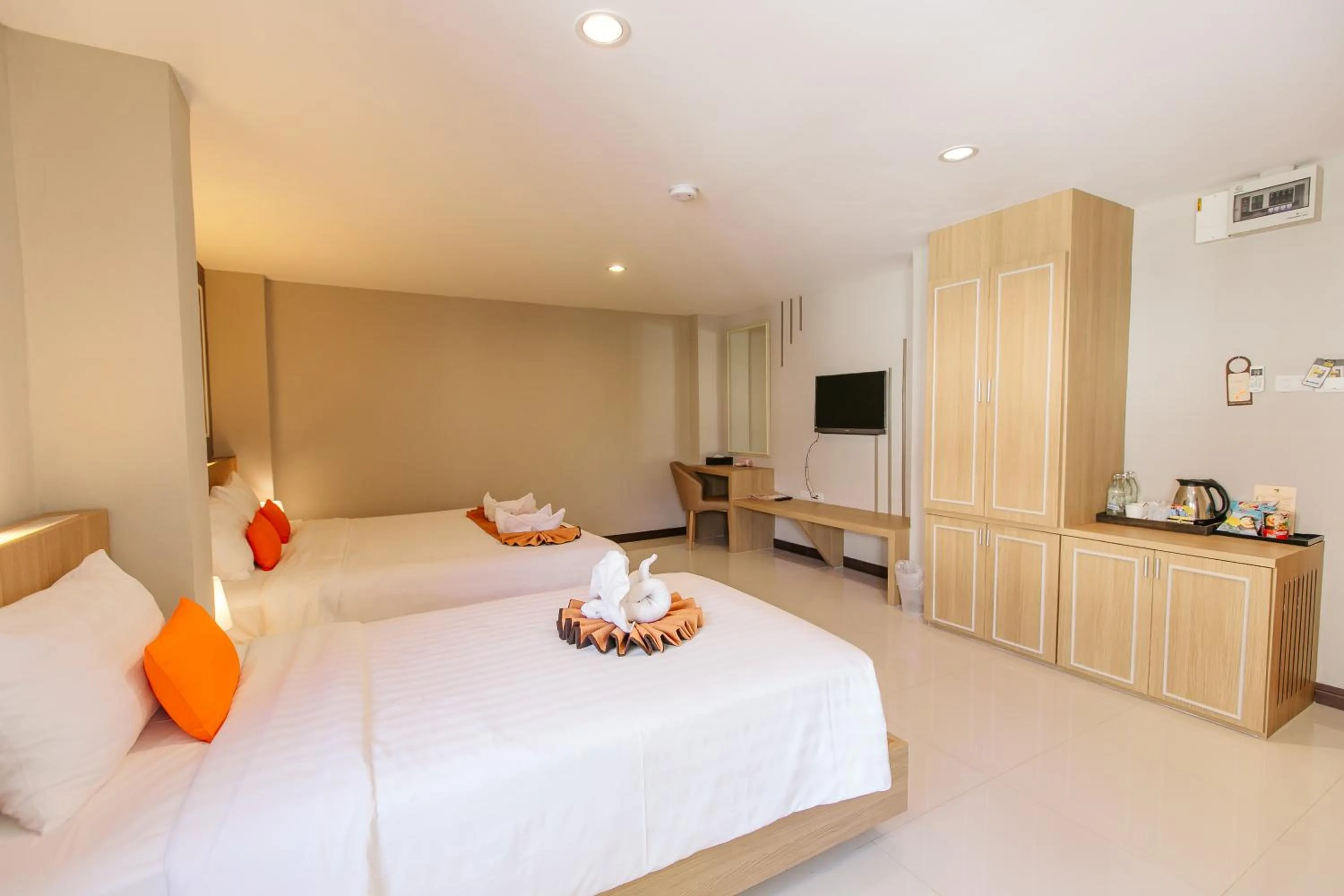 Communal lounge/ TV room, Bed in De Hug Hotel & Residence