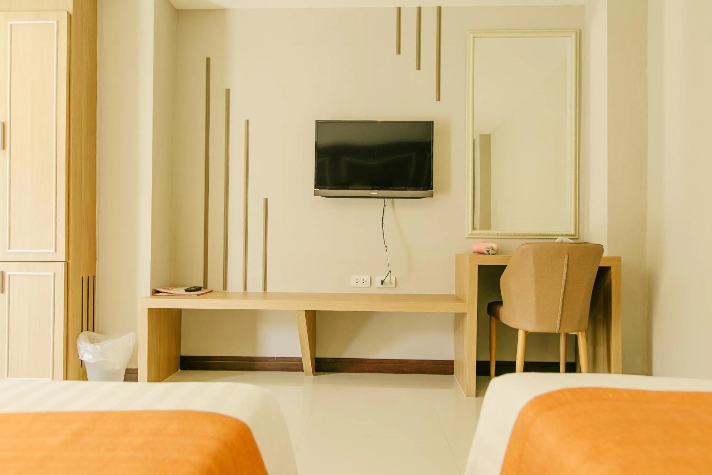 Communal lounge/ TV room, Bed in De Hug Hotel & Residence