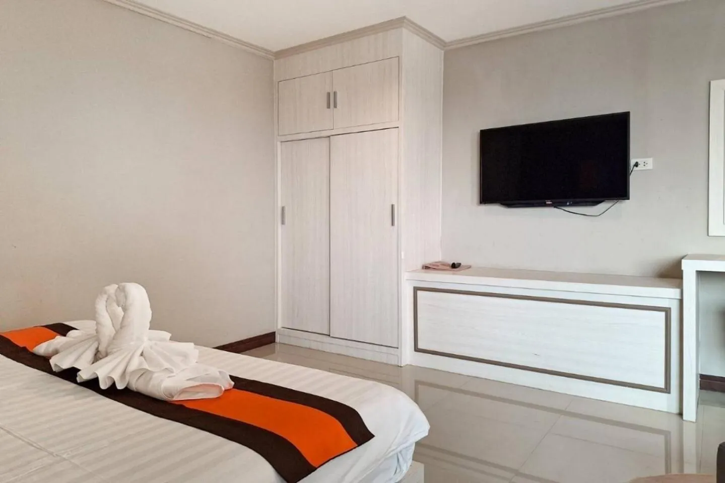 Communal lounge/ TV room, Bed in De Hug Hotel & Residence