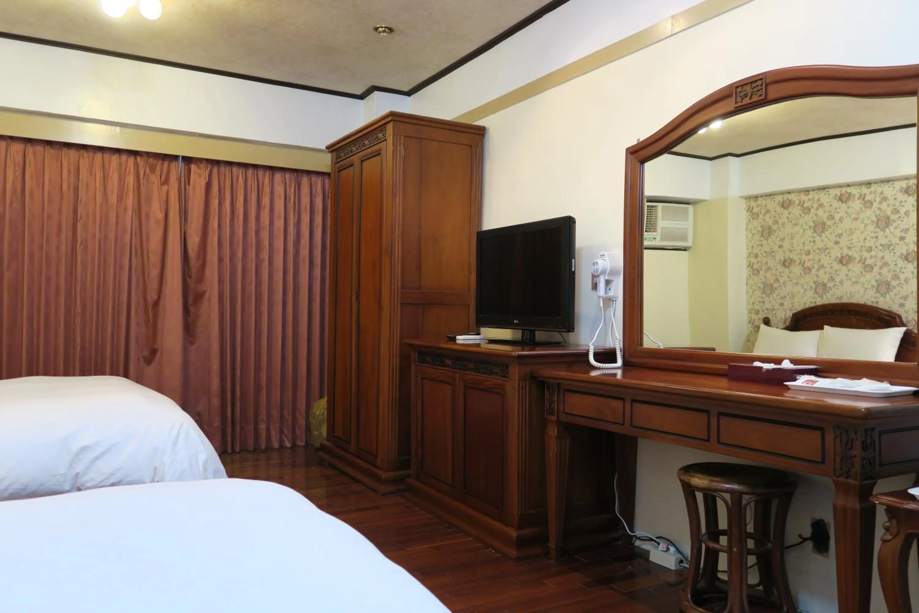 TV and multimedia, Bed in Champagne Hotel