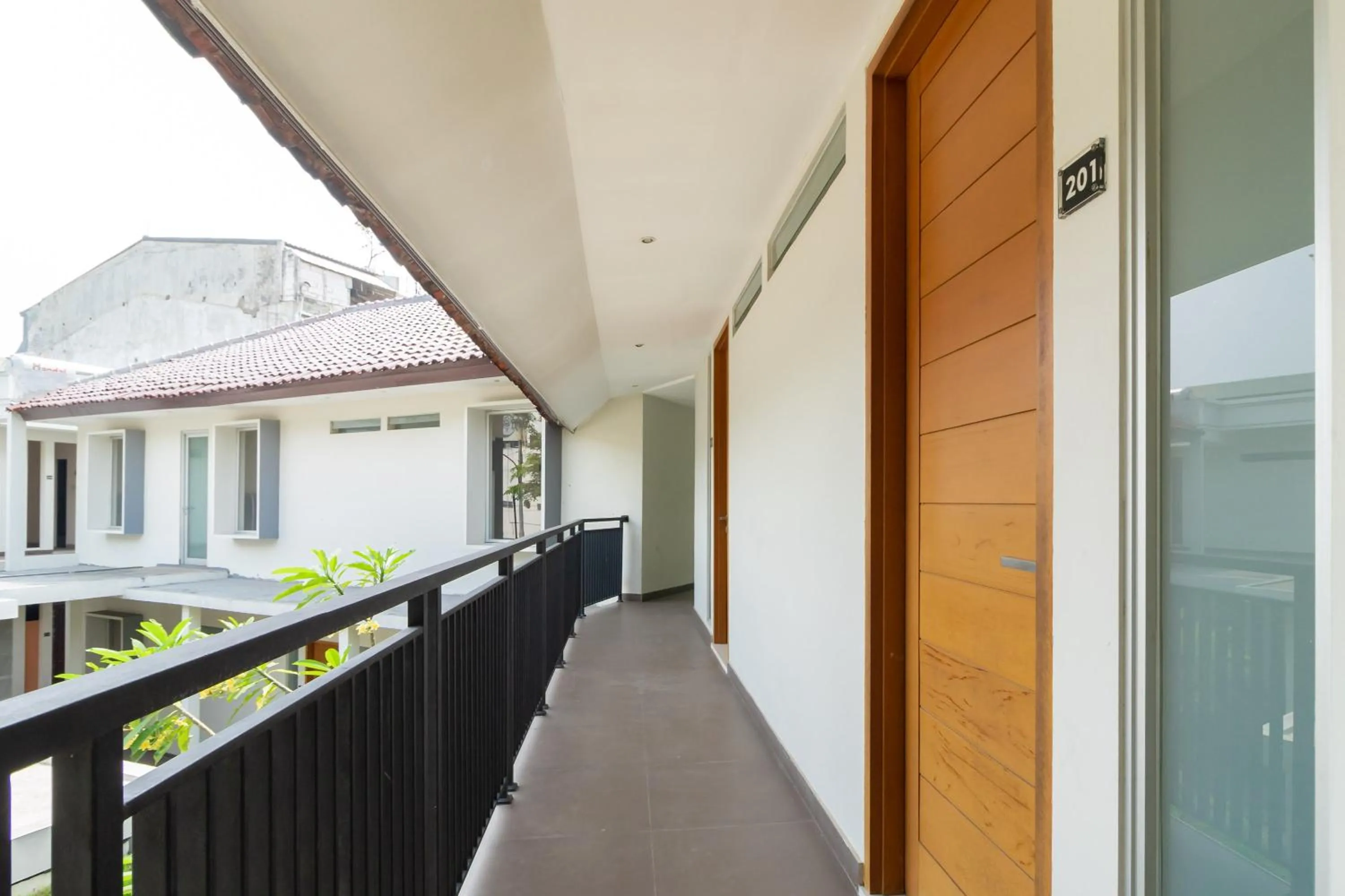 Facade/entrance in RedDoorz near Transmart Kalimalang