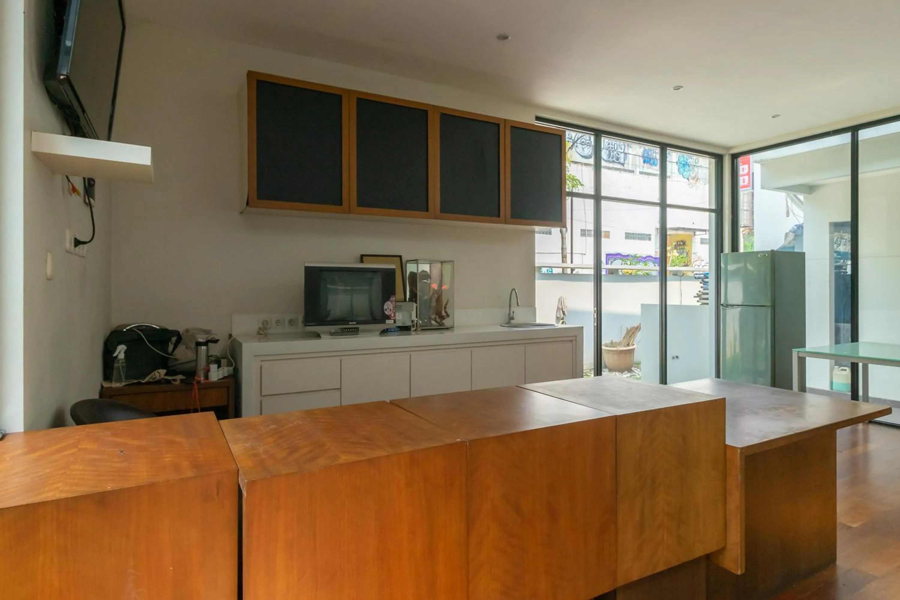 Property building in RedDoorz near Transmart Kalimalang