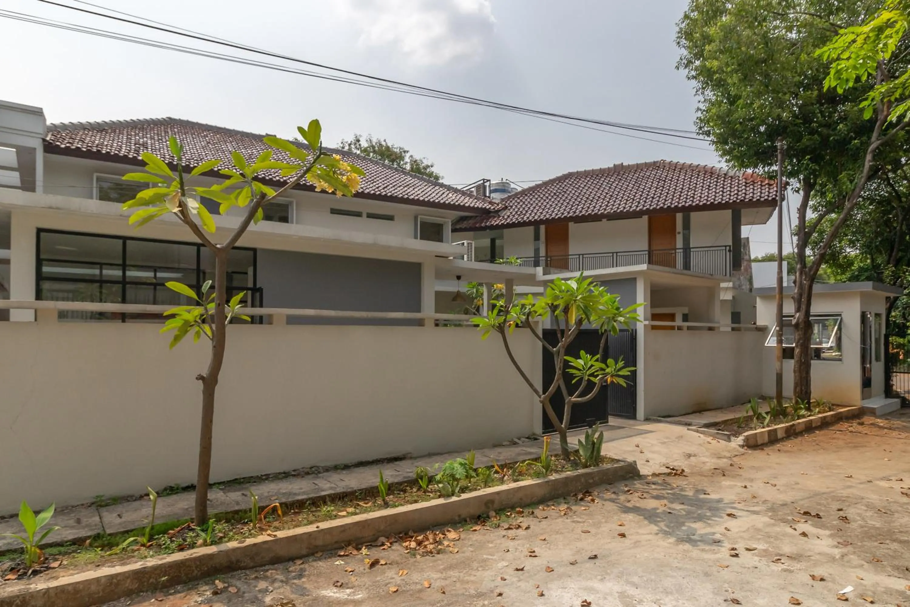 Property building in RedDoorz near Transmart Kalimalang