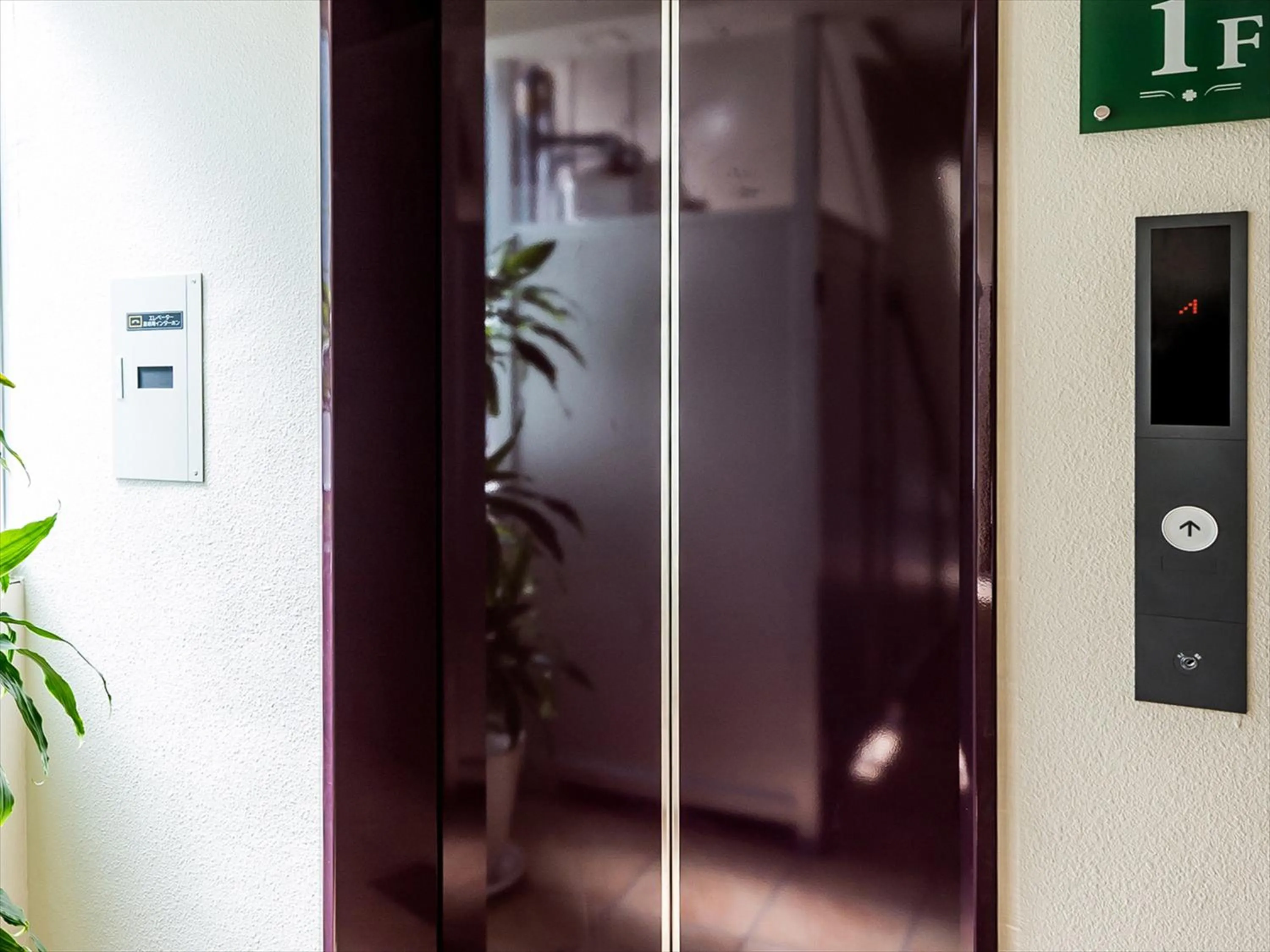 elevator in かりゆしコンドミニアムリゾート那覇スカイリビングホテル旭橋駅前