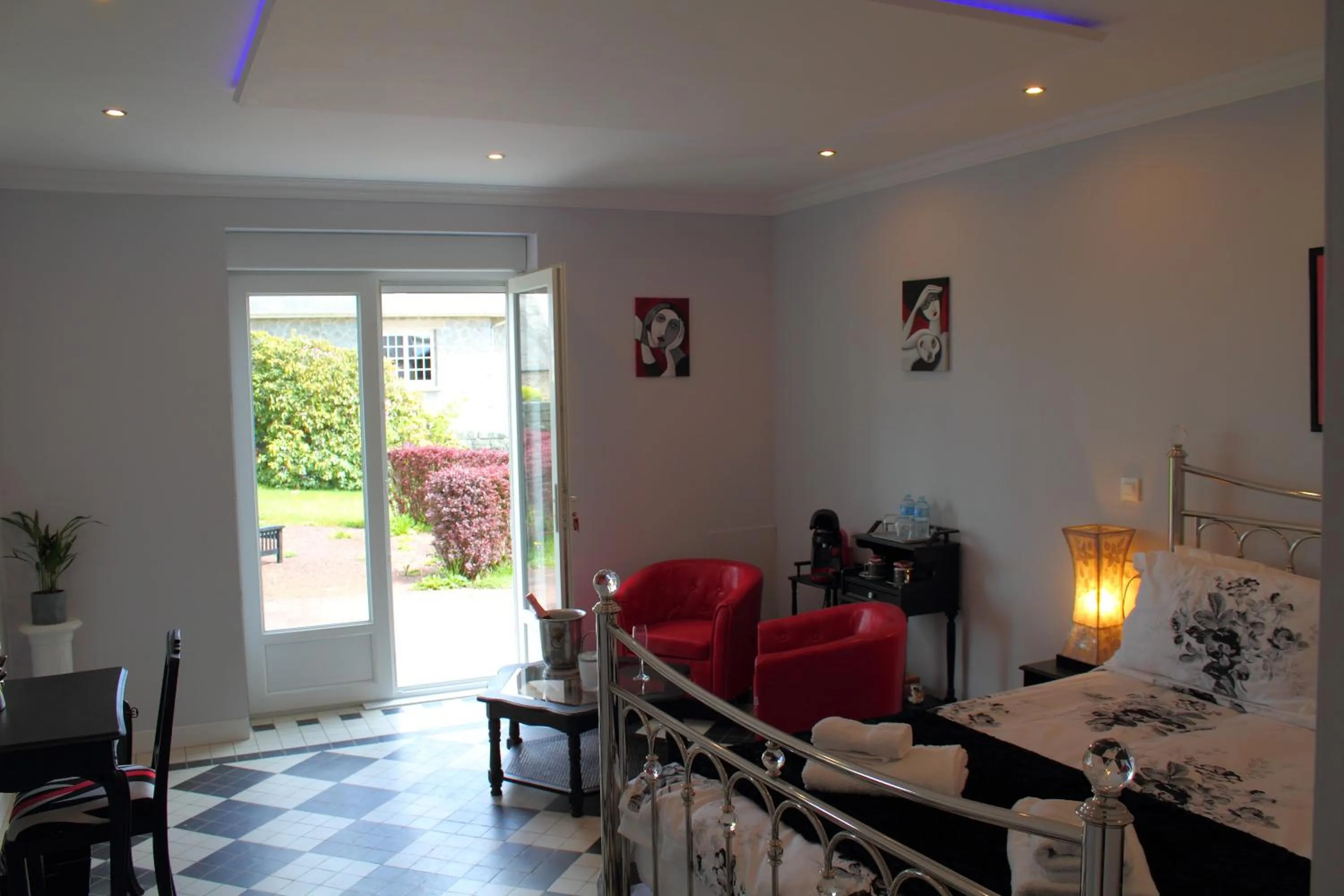 Seating area in Le Potier Jovial