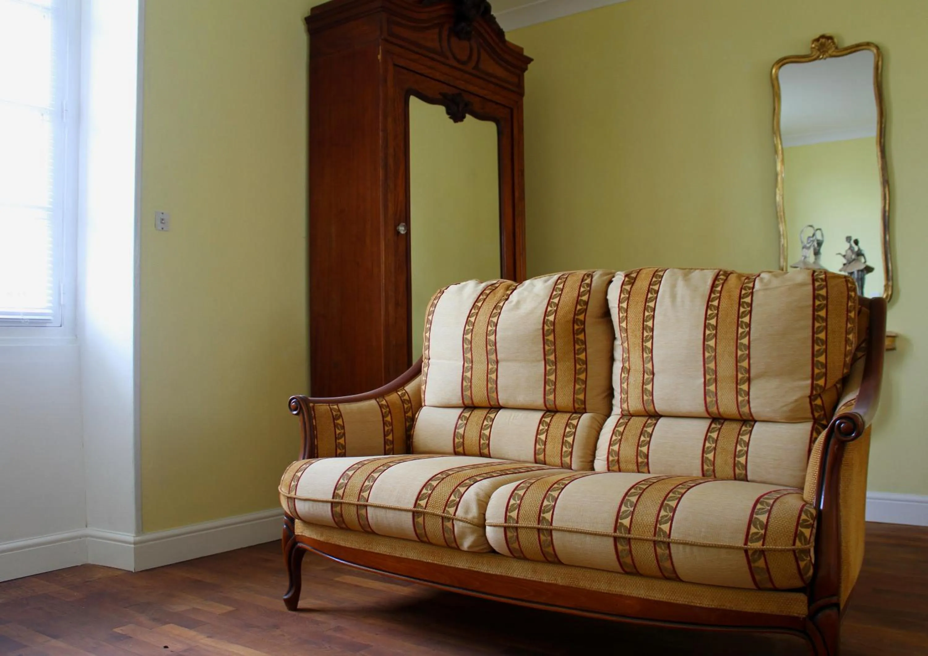 Seating area in Le Potier Jovial