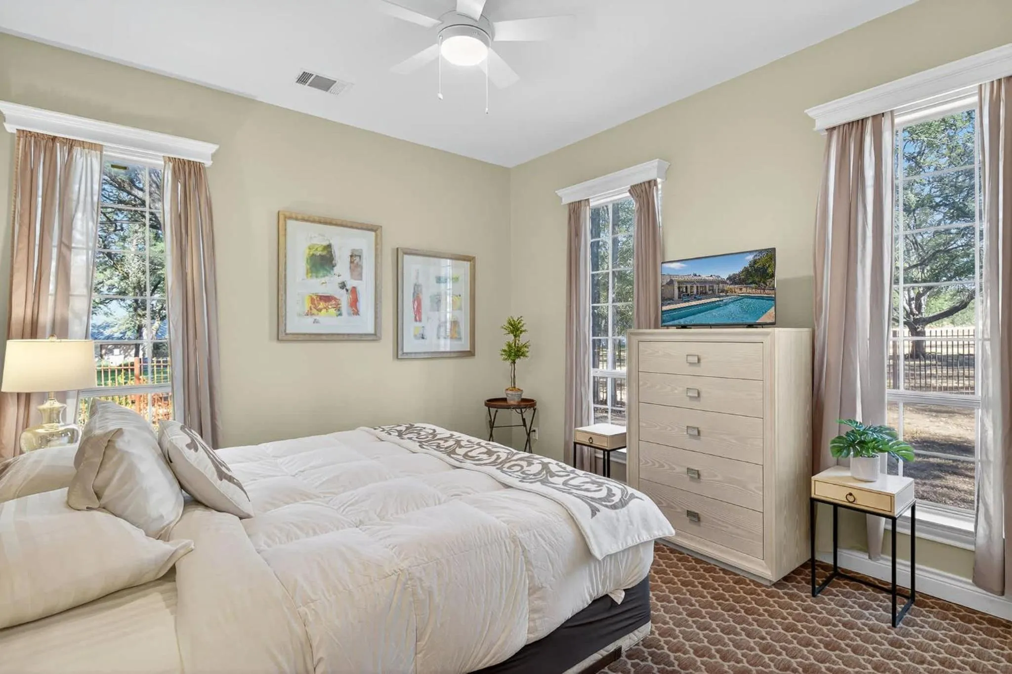 Bed in Luxury Golf Course Private Retreat with Heated Swimming Pool