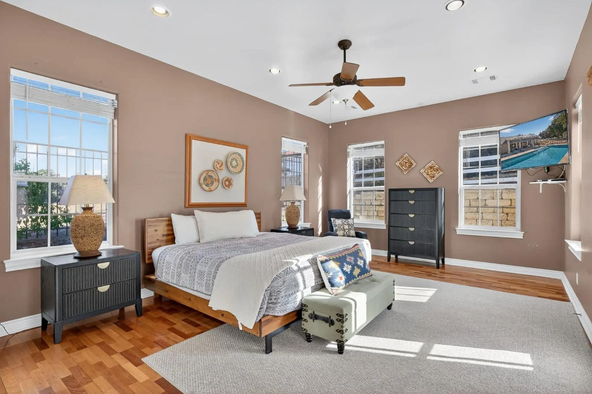 Bed in Luxury Golf Course Private Retreat with Heated Swimming Pool