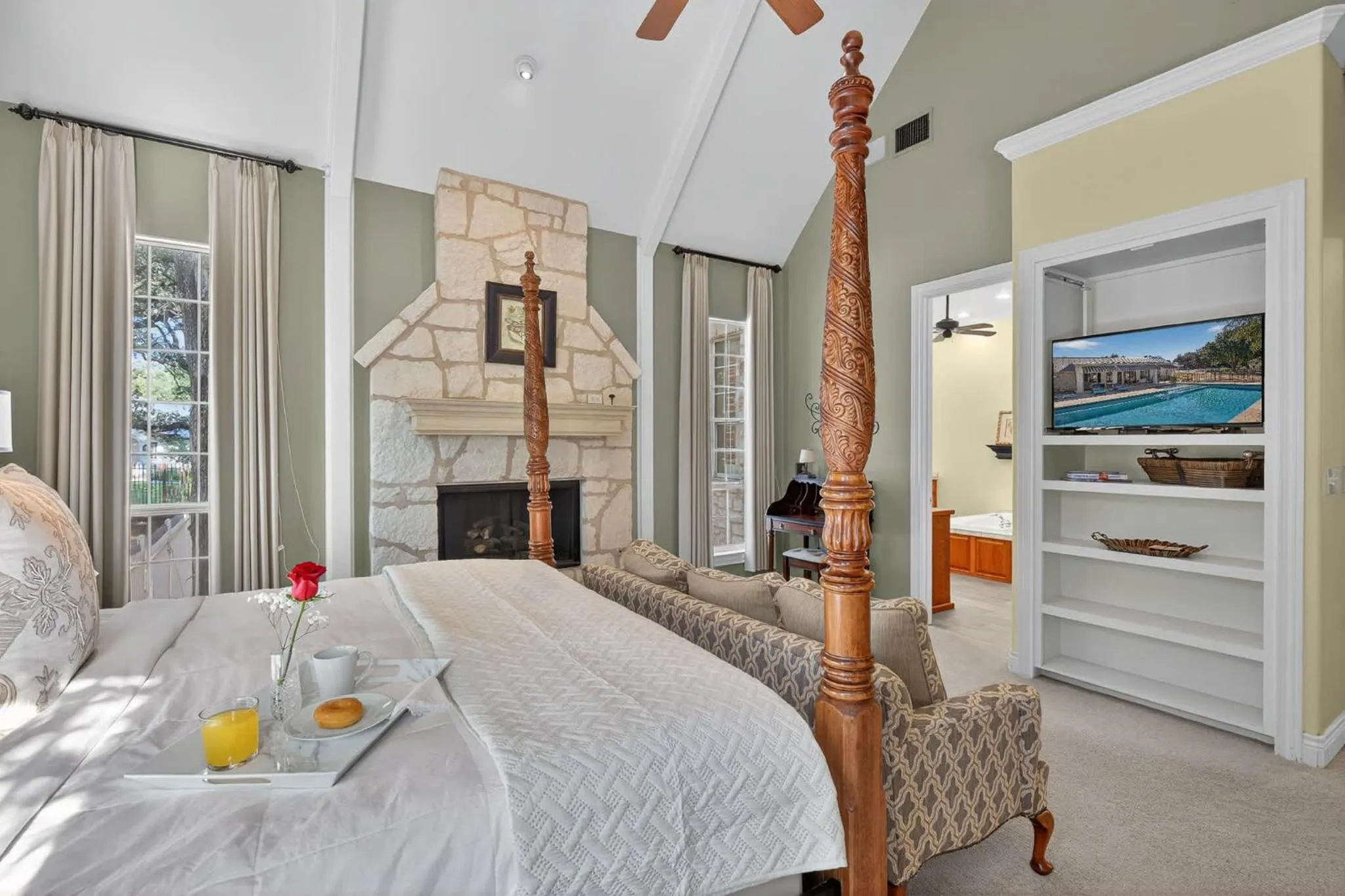 Bed in Luxury Golf Course Private Retreat with Heated Swimming Pool