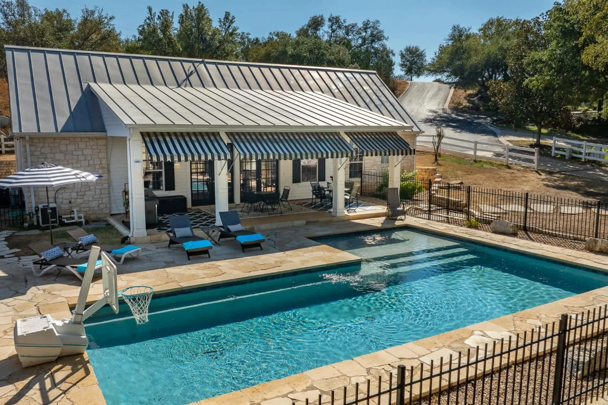 Luxury Golf Course Private Retreat with Heated Swimming Pool