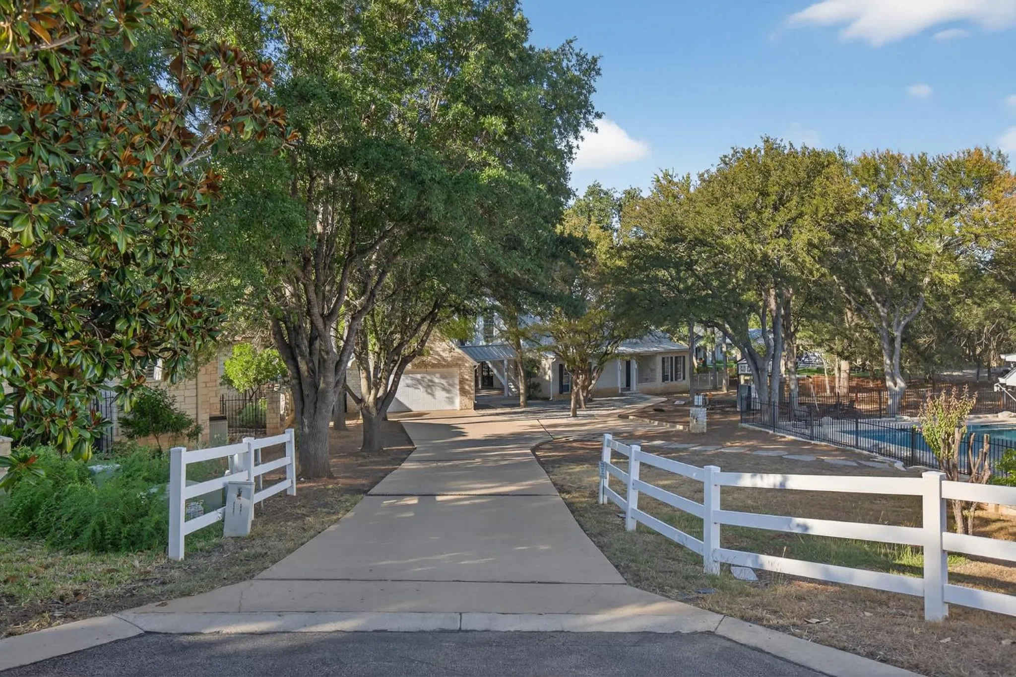 Luxury Golf Course Private Retreat with Heated Swimming Pool