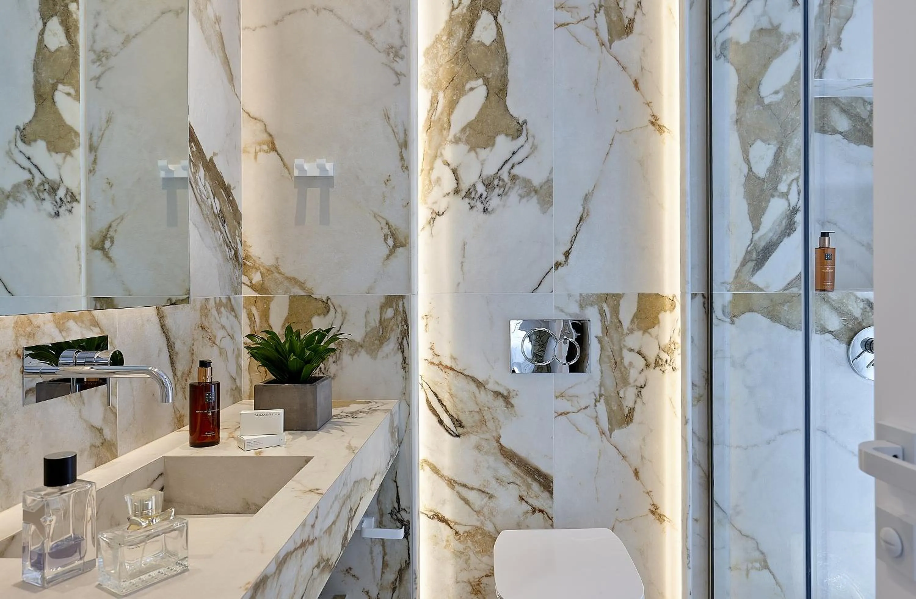 Toilet in City Lion by Semavί