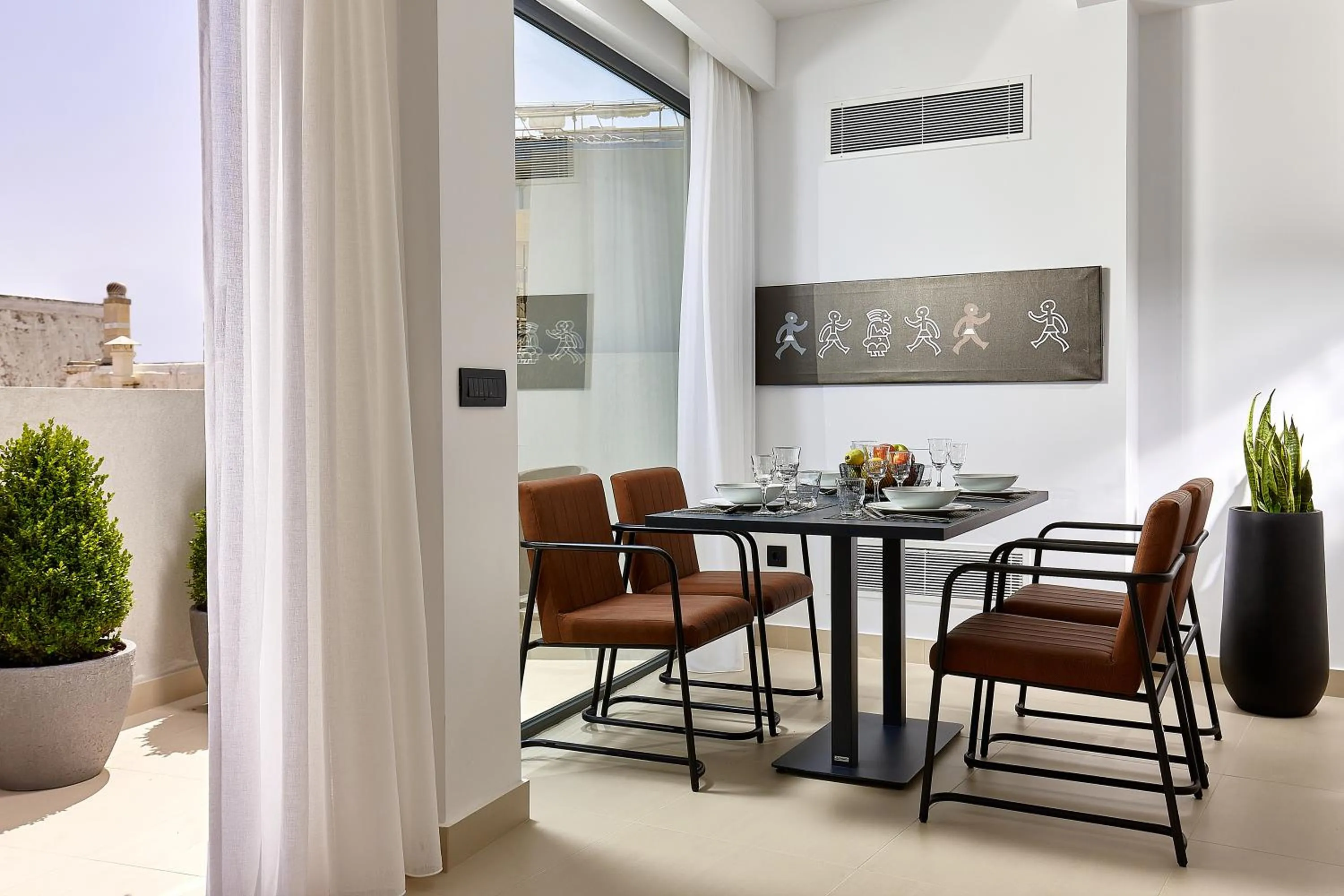 Dining area in City Lion by Semavί