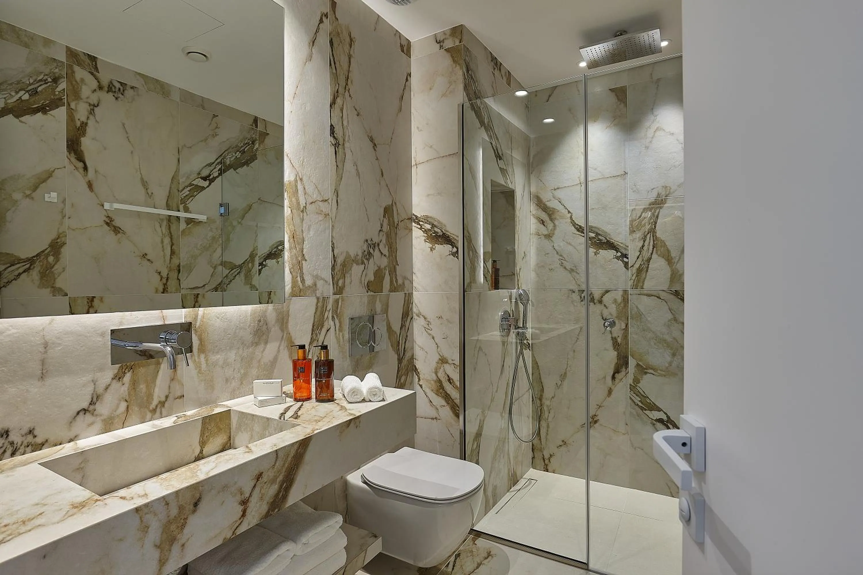 Toilet in City Lion by Semavί