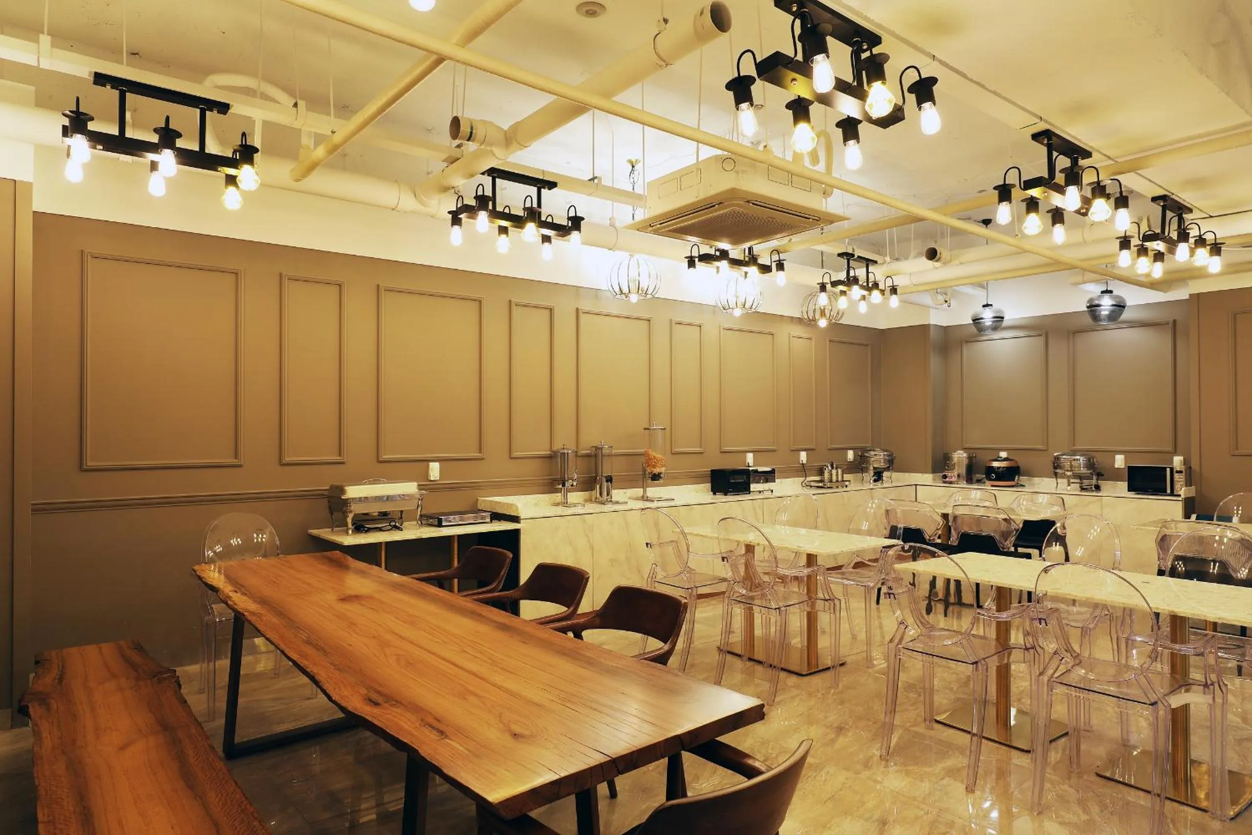 Restaurant/places to eat in El Tower Hotel