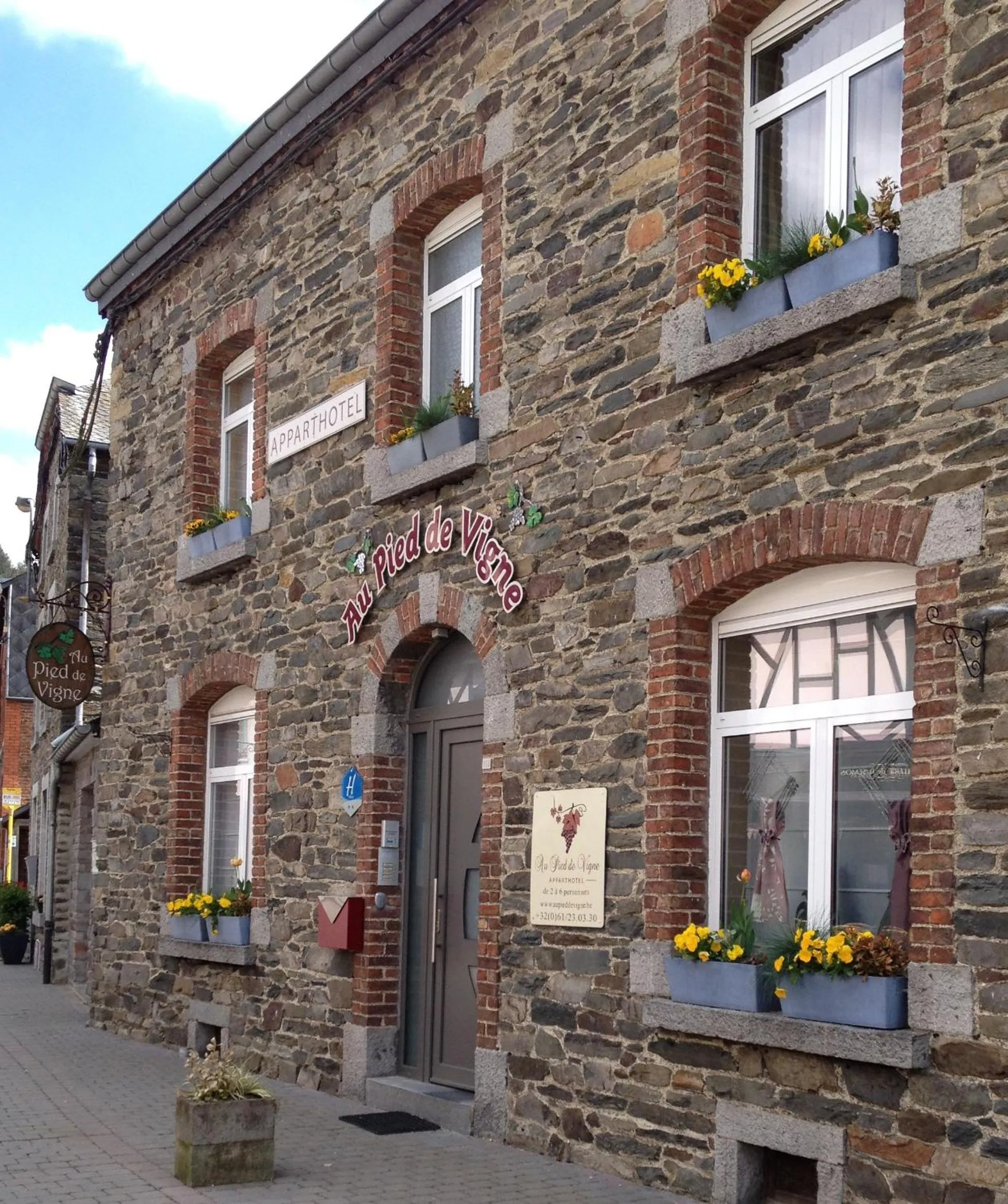 Facade/entrance in Appart Hotel Au Pied de Vigne