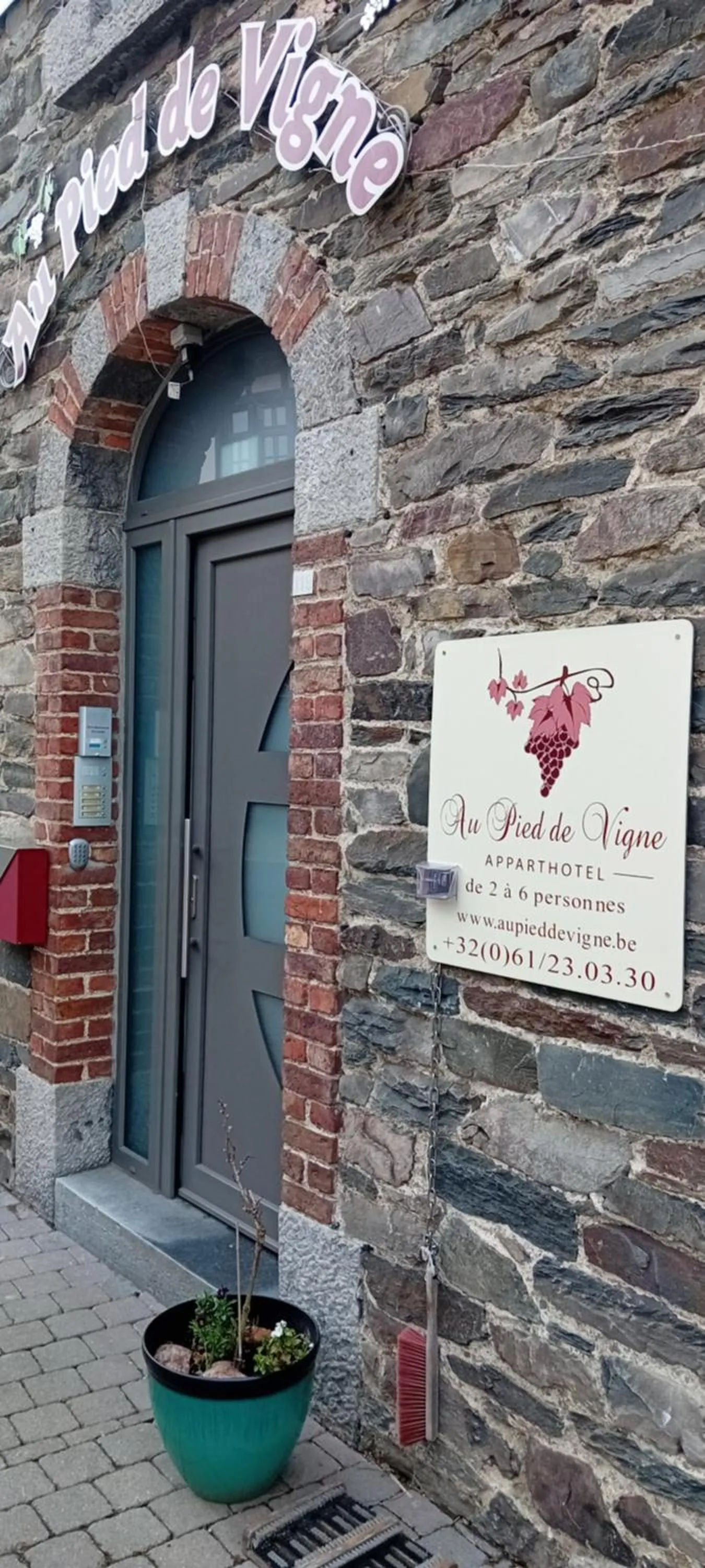 Facade/entrance in Appart Hotel Au Pied de Vigne