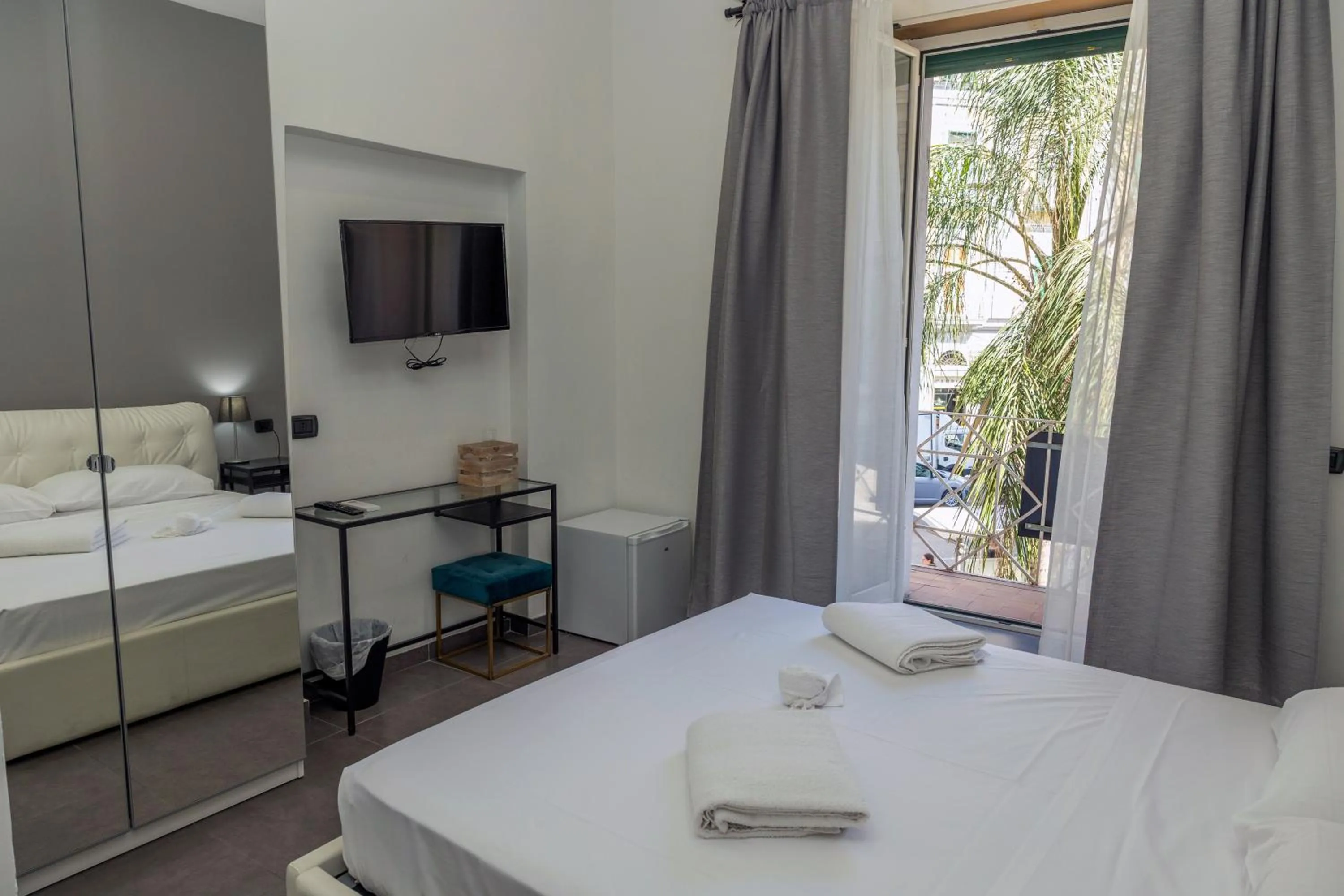 TV and multimedia, Bed in Doria Suites Napoli