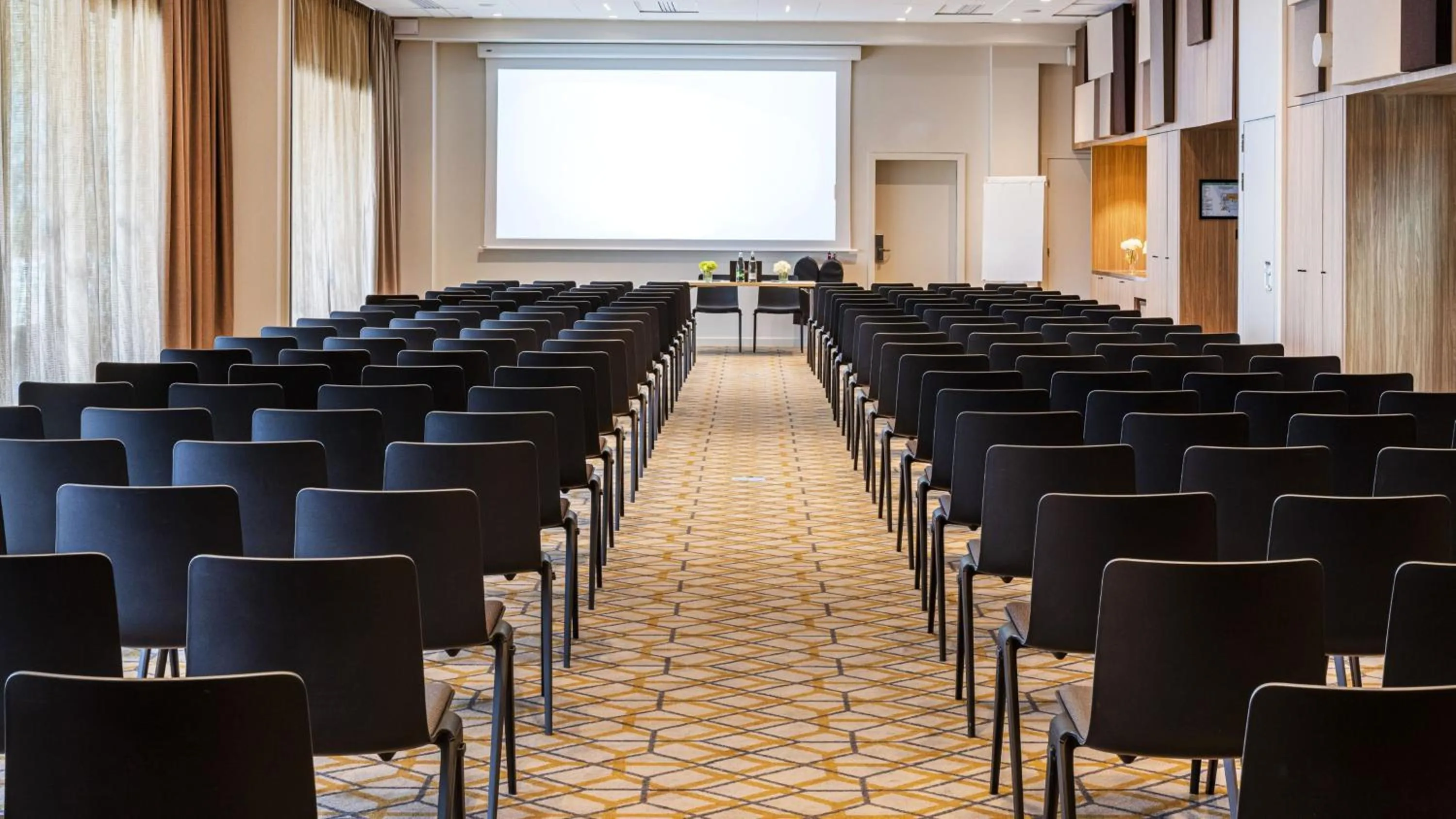 Meeting/conference room in Holiday Inn Express - Nice - Grand Arenas by IHG