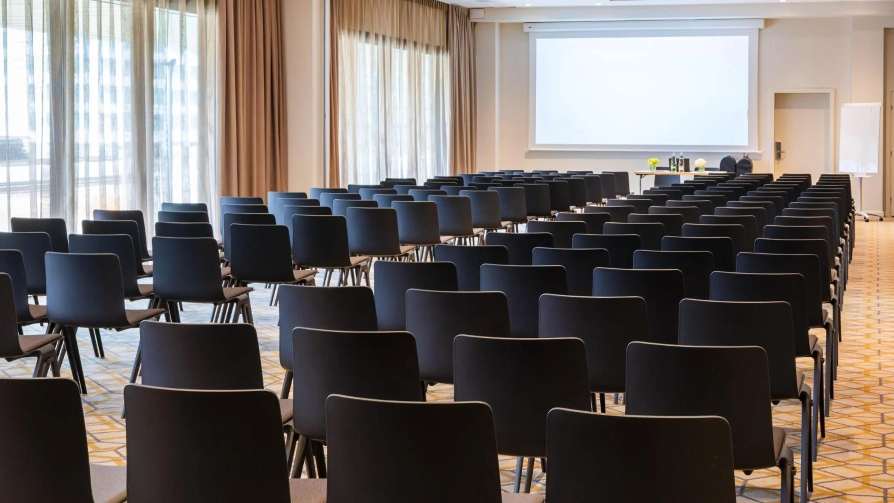 Meeting/conference room in Holiday Inn Express - Nice - Grand Arenas by IHG