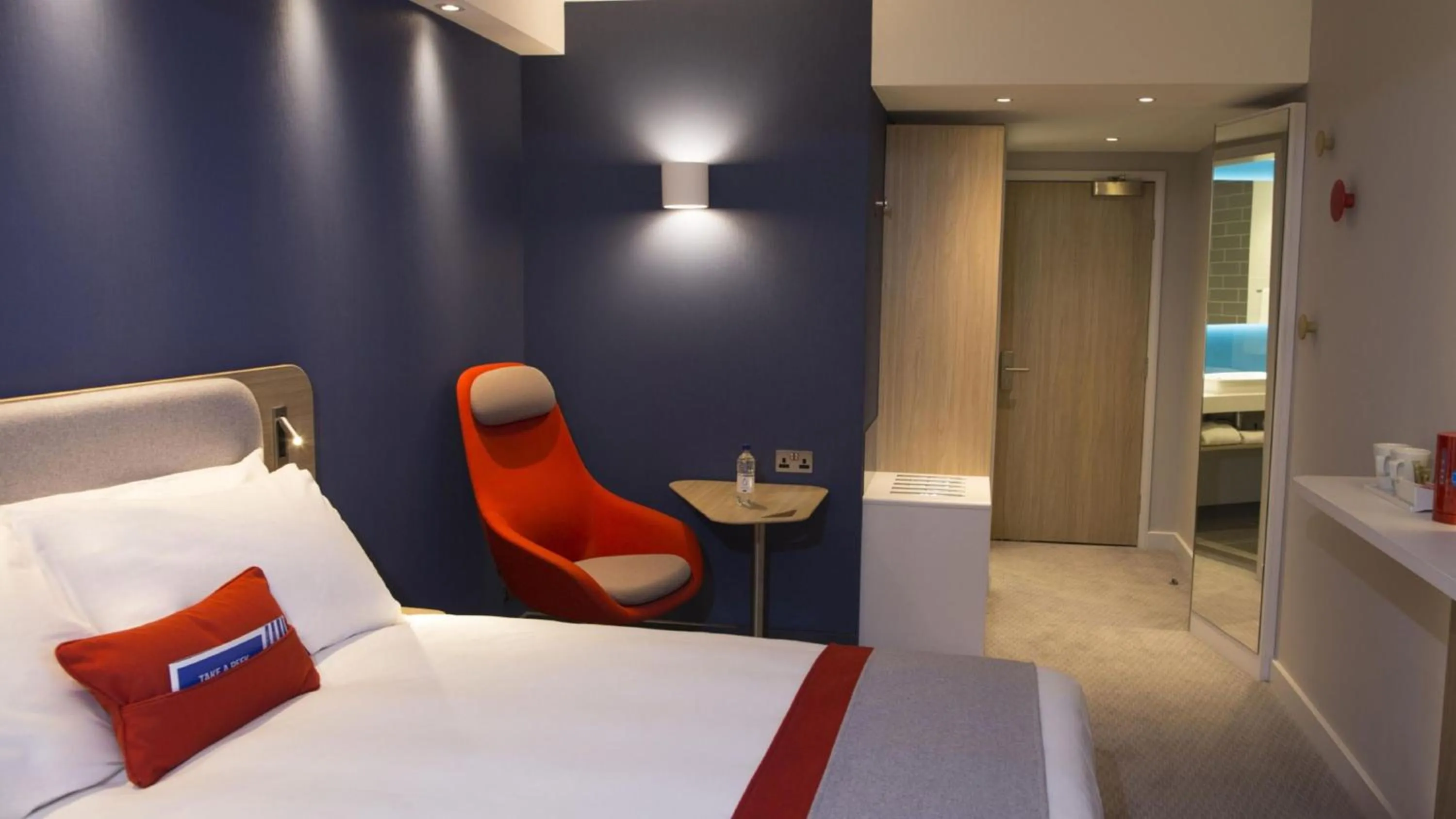 Photo of the whole room, Bed in Holiday Inn Express - Nice - Grand Arenas by IHG