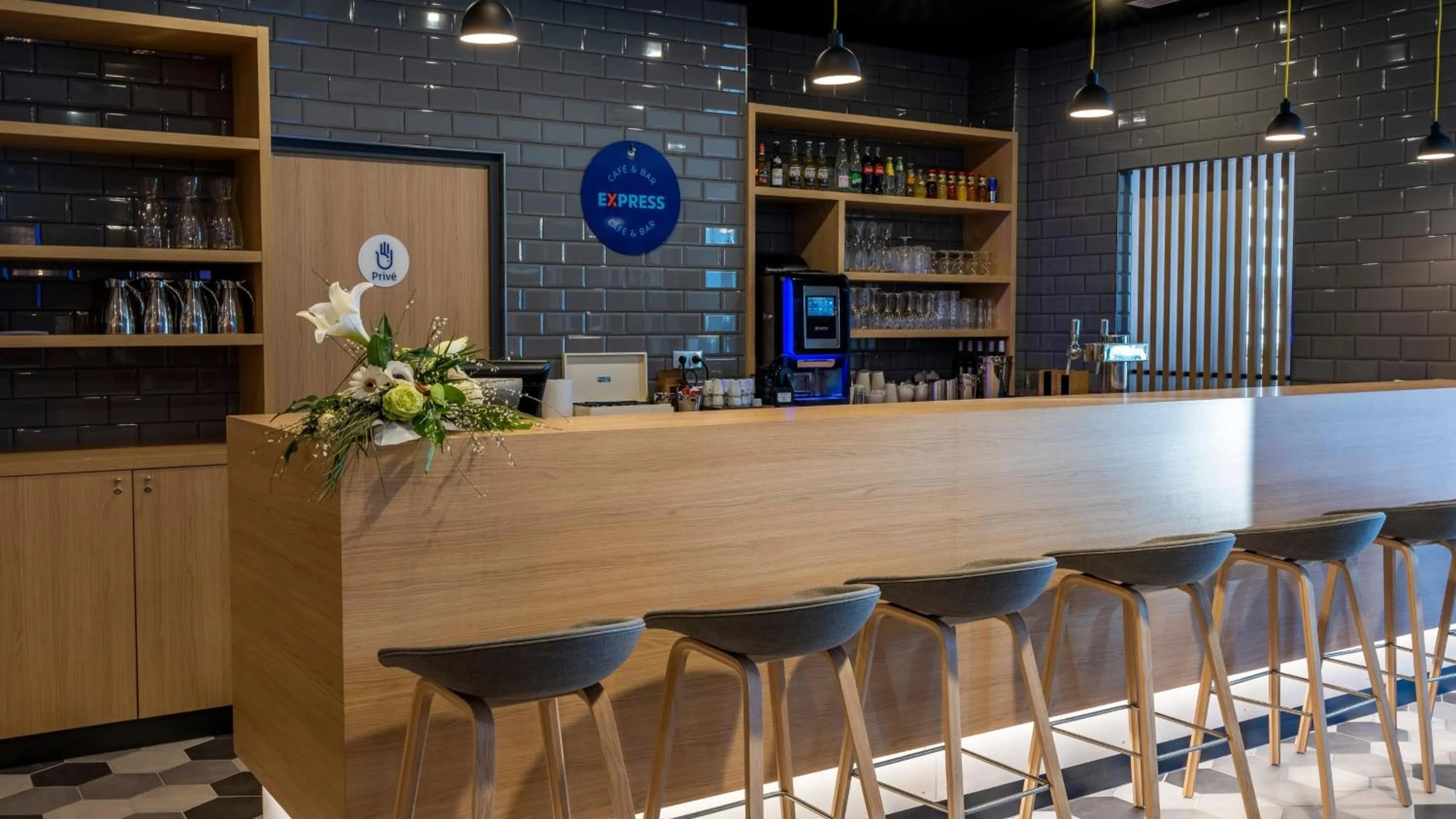 Lounge or bar in Holiday Inn Express - Nice - Grand Arenas by IHG