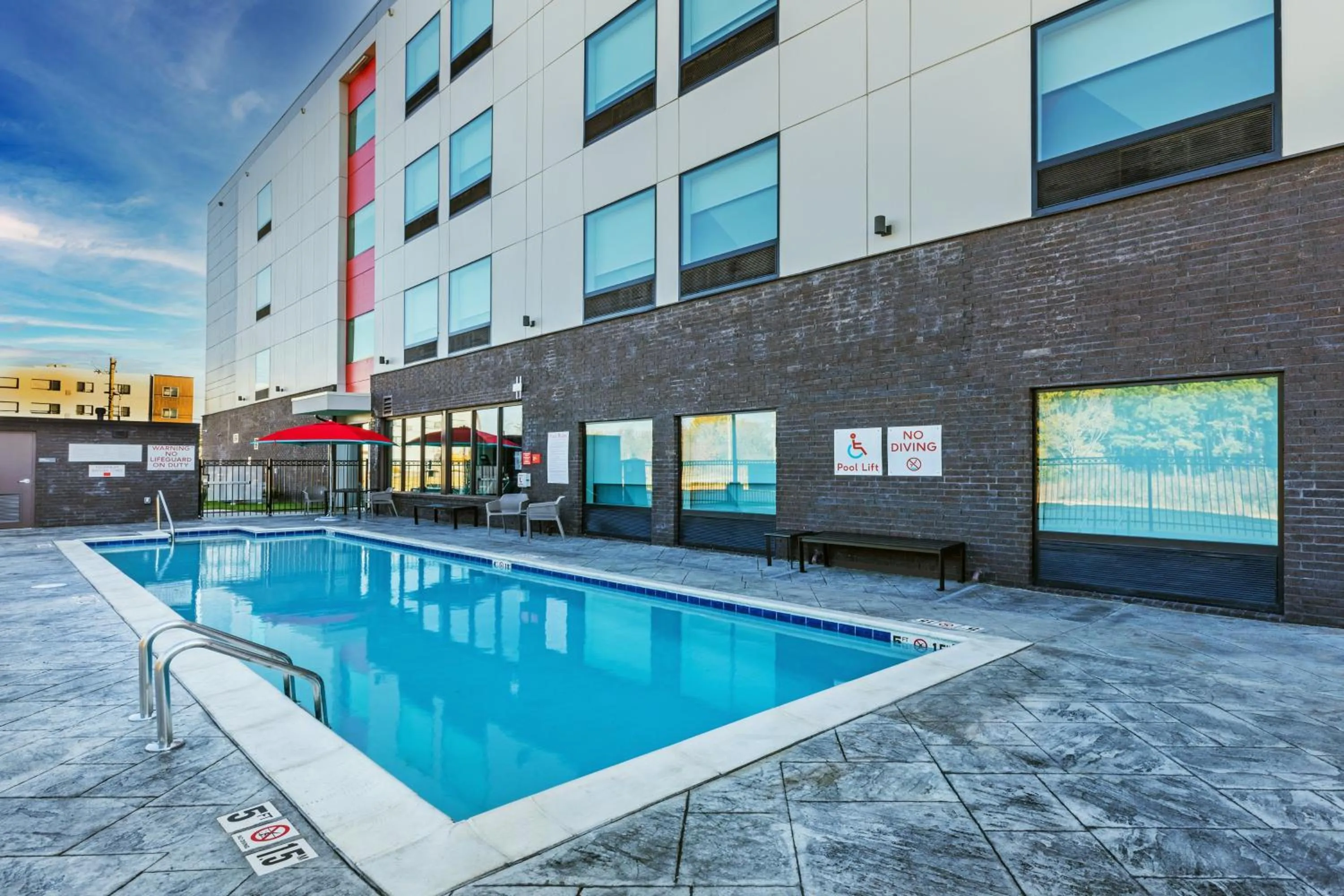 Swimming pool in avid hotel - Bentonville - Rogers by IHG