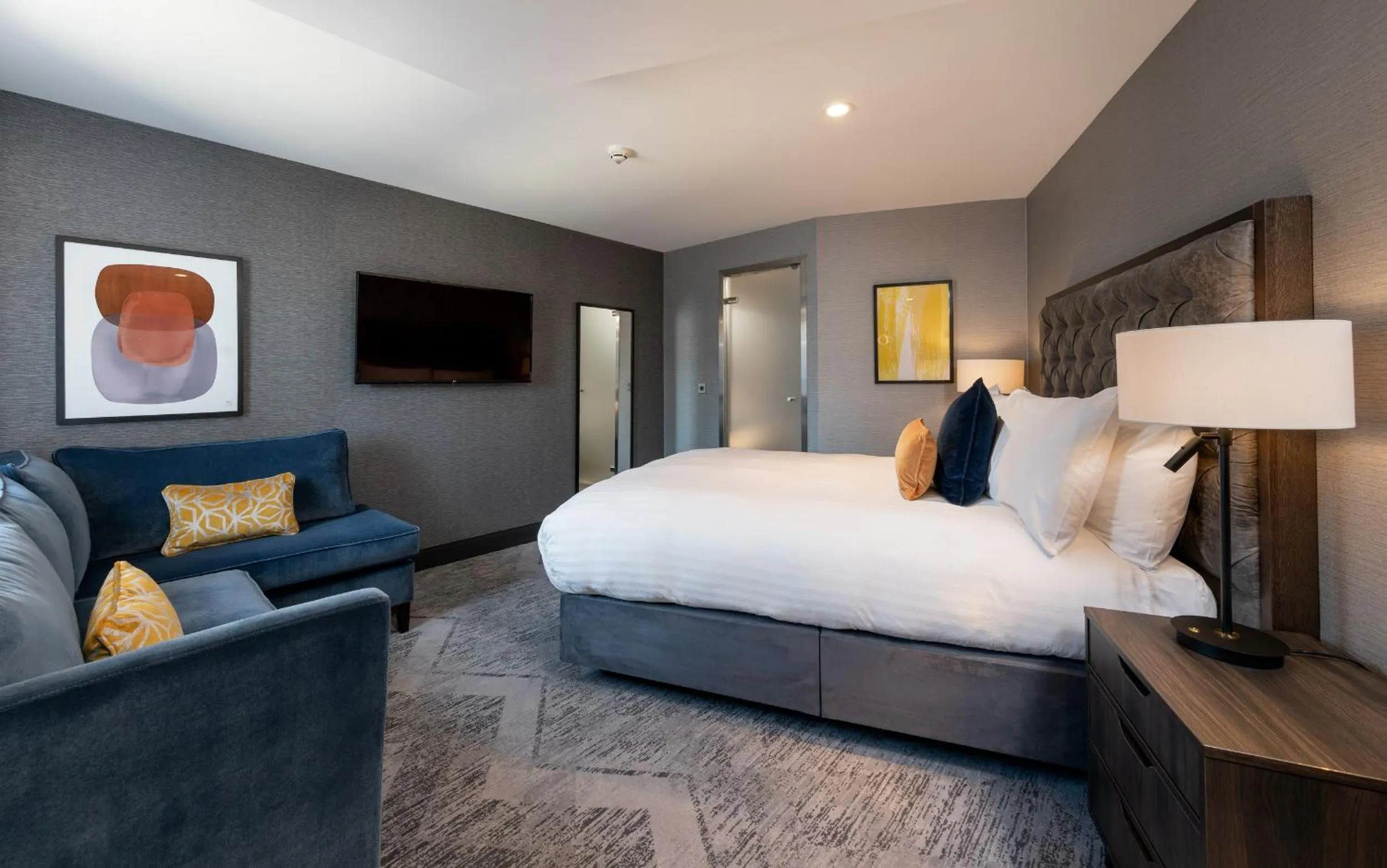 Photo of the whole room, Bed in voco Edinburgh - Haymarket by IHG