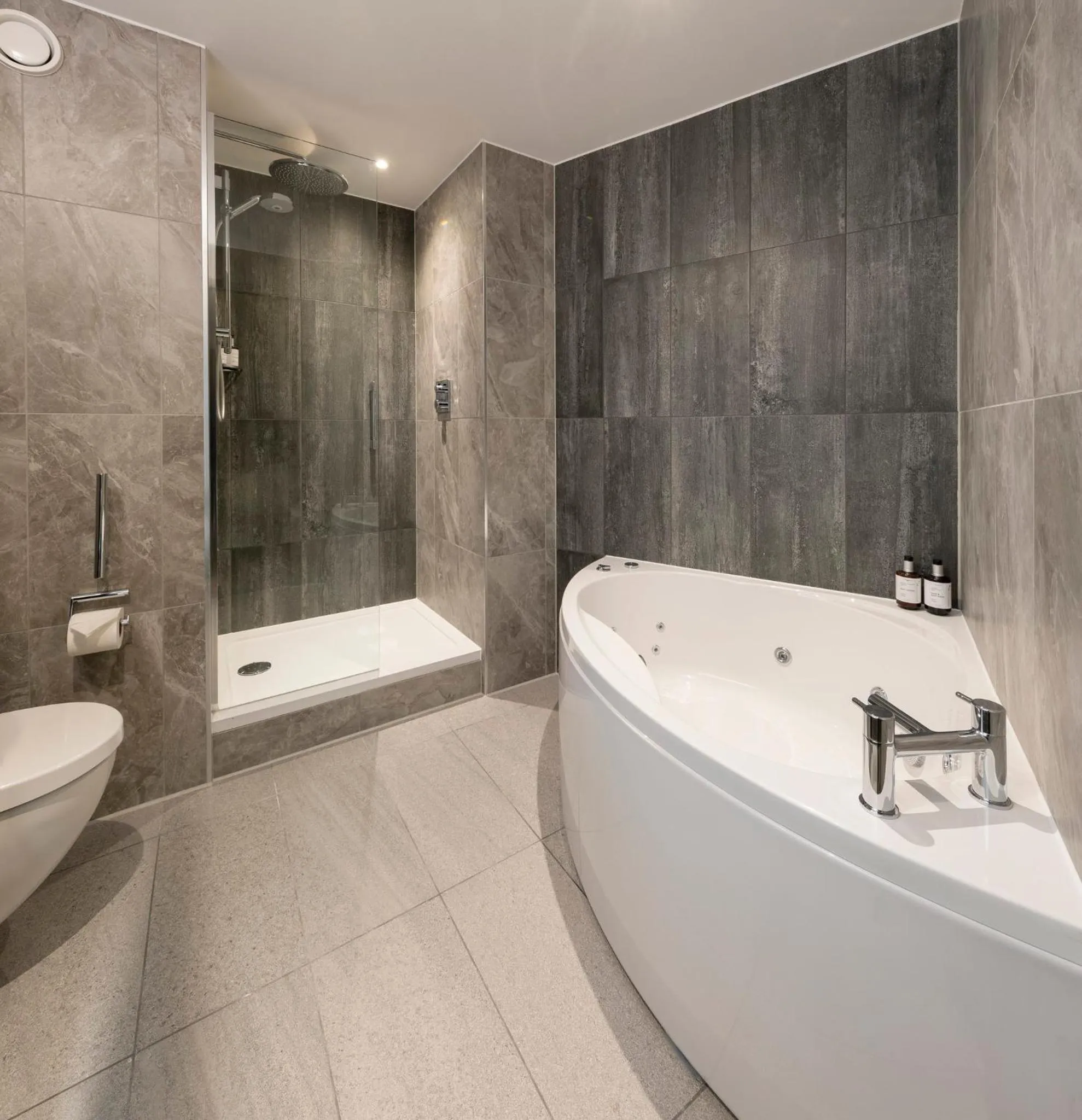 Photo of the whole room in voco Edinburgh - Haymarket by IHG