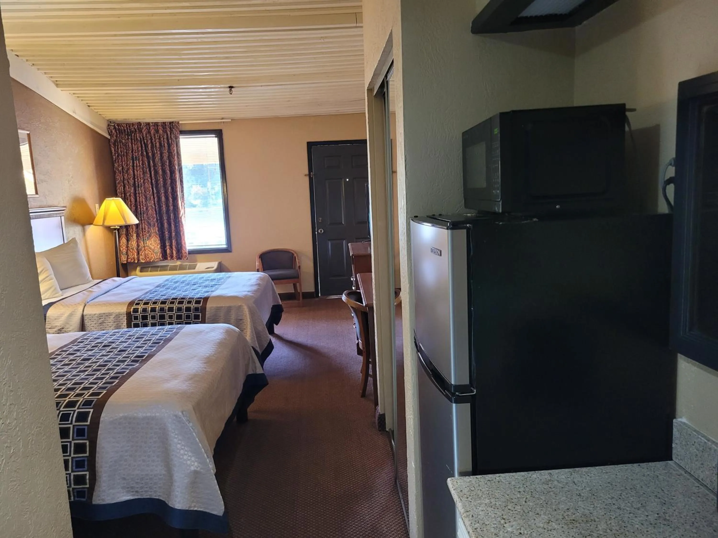 microwave, Bed in Stay Express Inn Athens