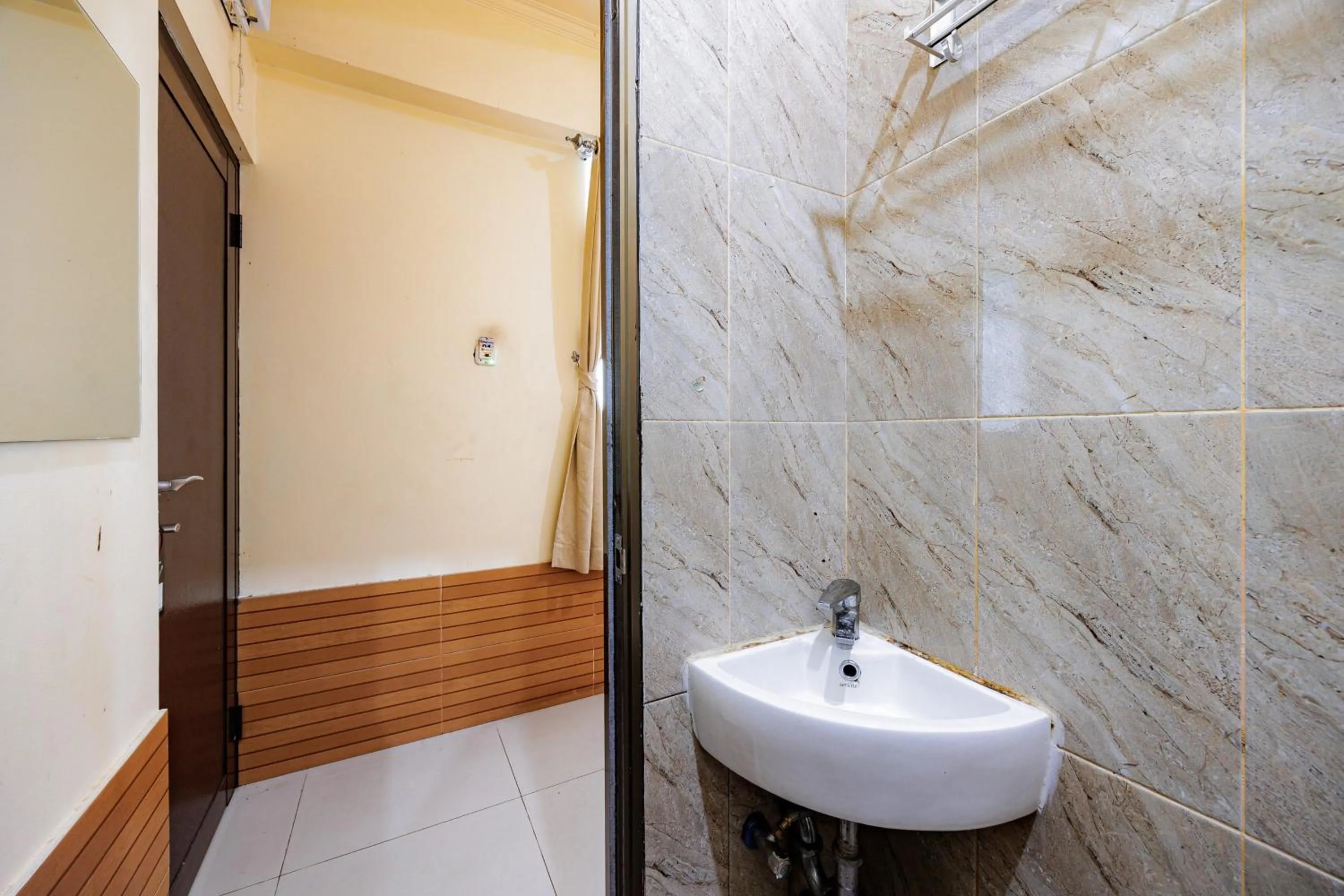 Bathroom in RedDoorz near Exit Toll Sirkuit Sentul