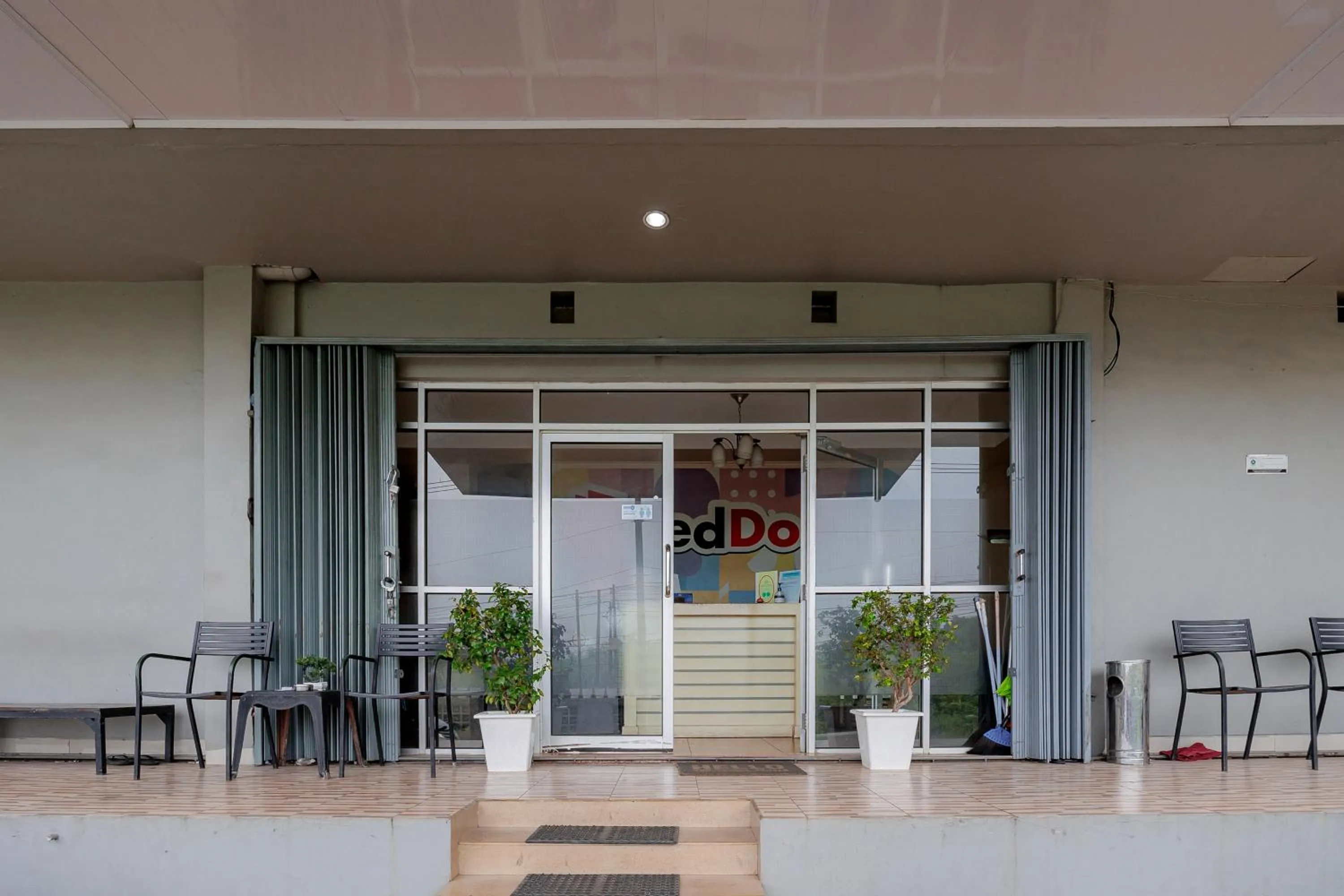 Facade/entrance in RedDoorz near Exit Toll Sirkuit Sentul