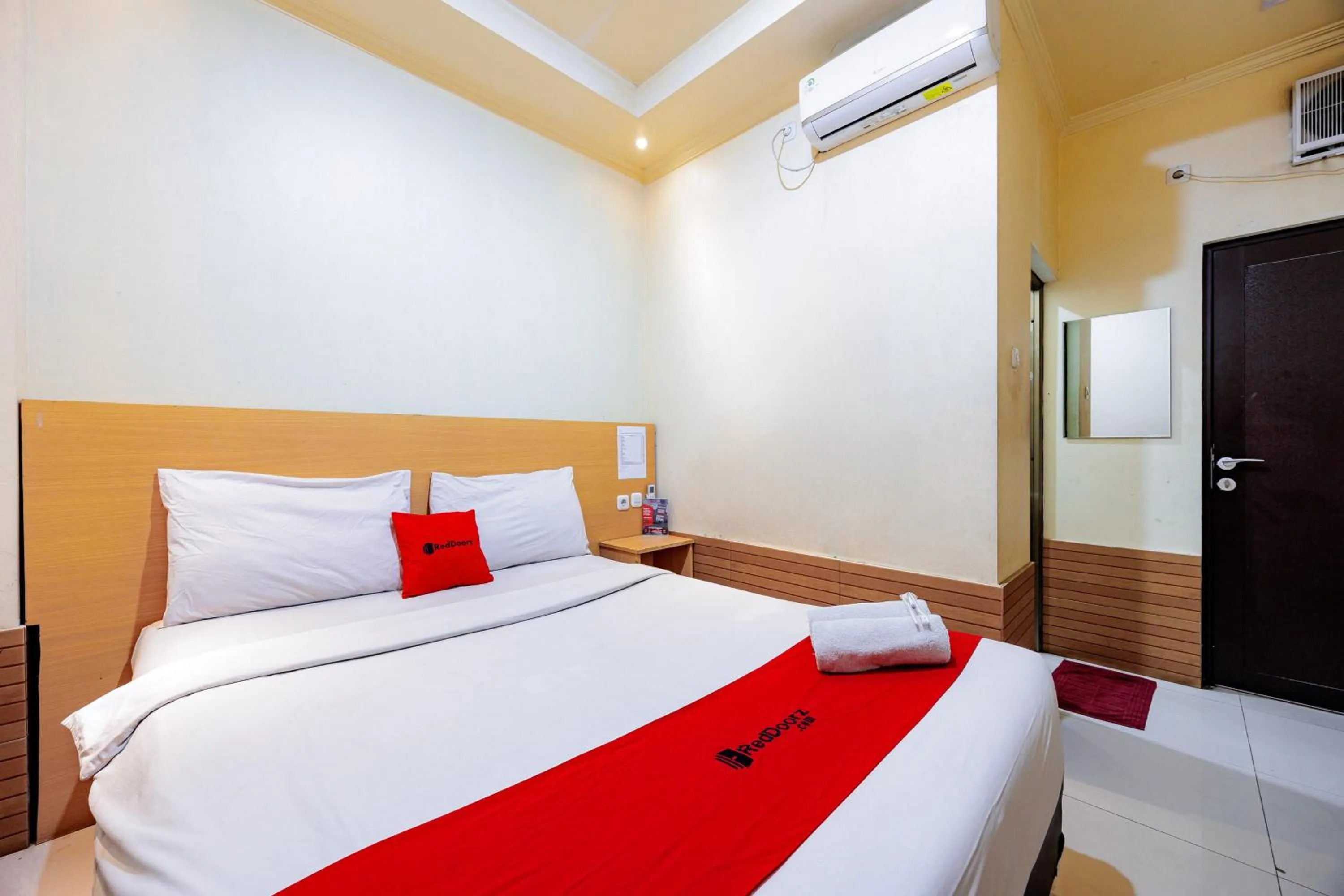 Bedroom, Bed in RedDoorz near Exit Toll Sirkuit Sentul