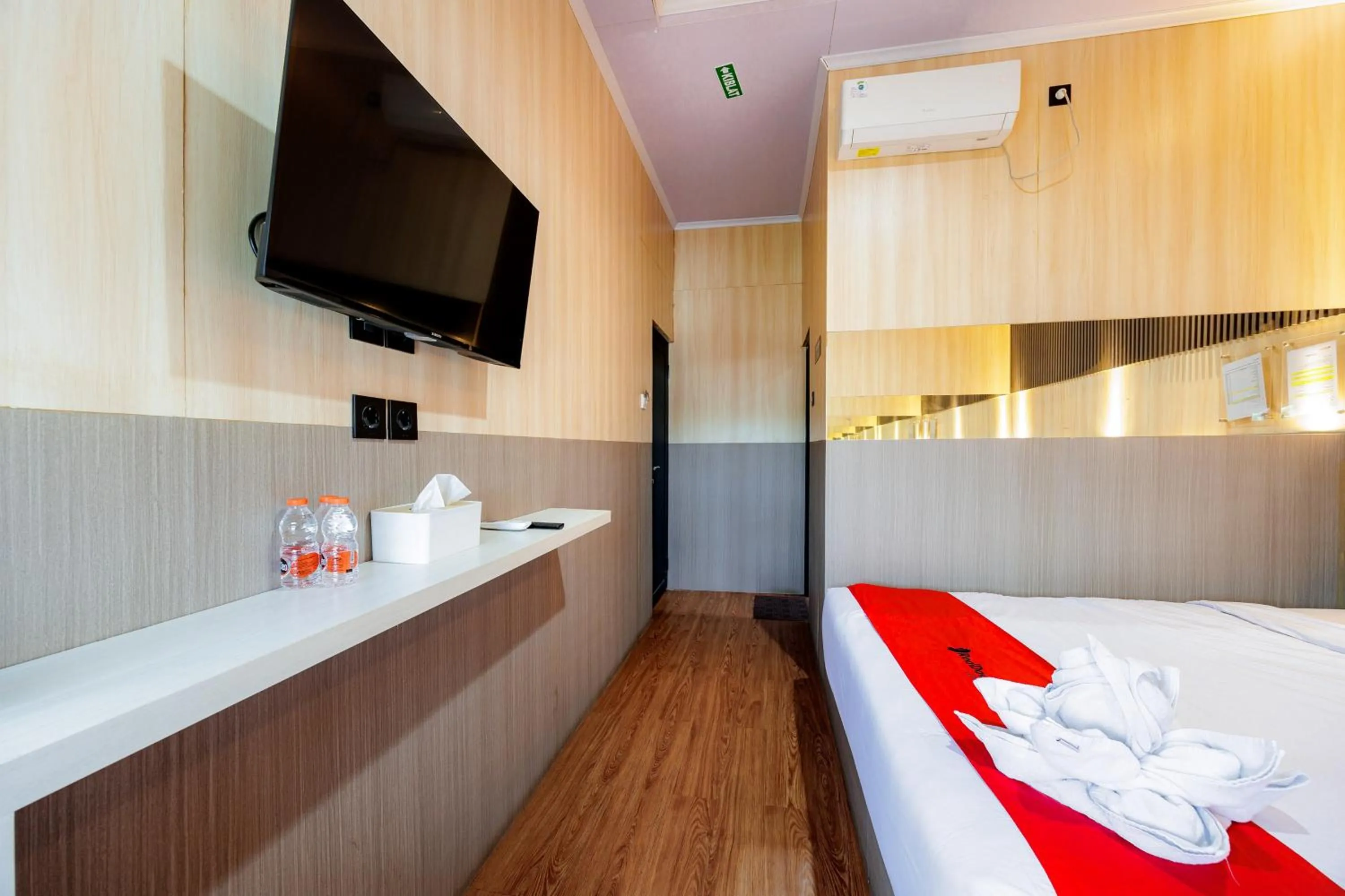 Bedroom, Bed in RedDoorz near Exit Toll Sirkuit Sentul